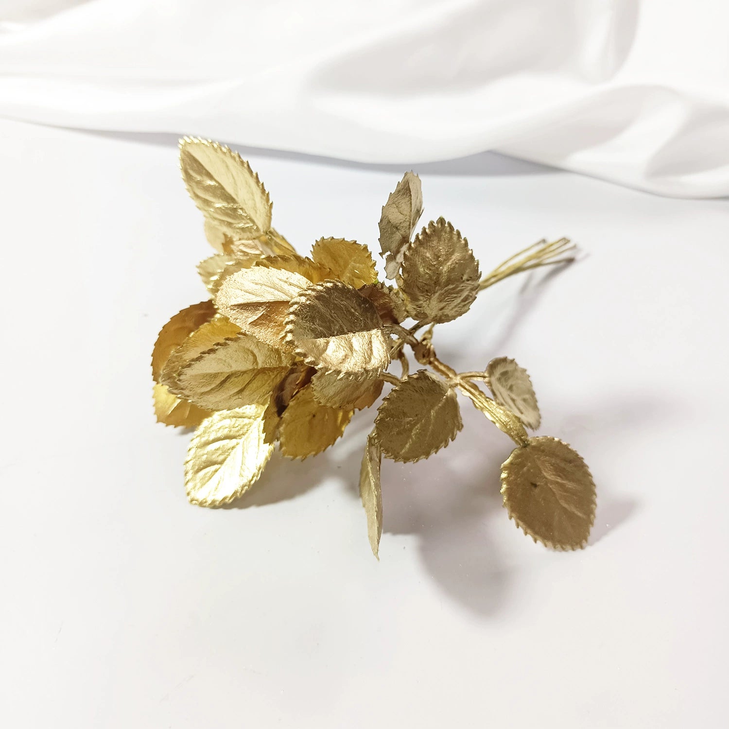 Goldene Deko Blätter 14 cm, Künstliche Blätter für DIY Basteln, Hochzeit, Gestecke, Ansteckblumen, Realistische Optik