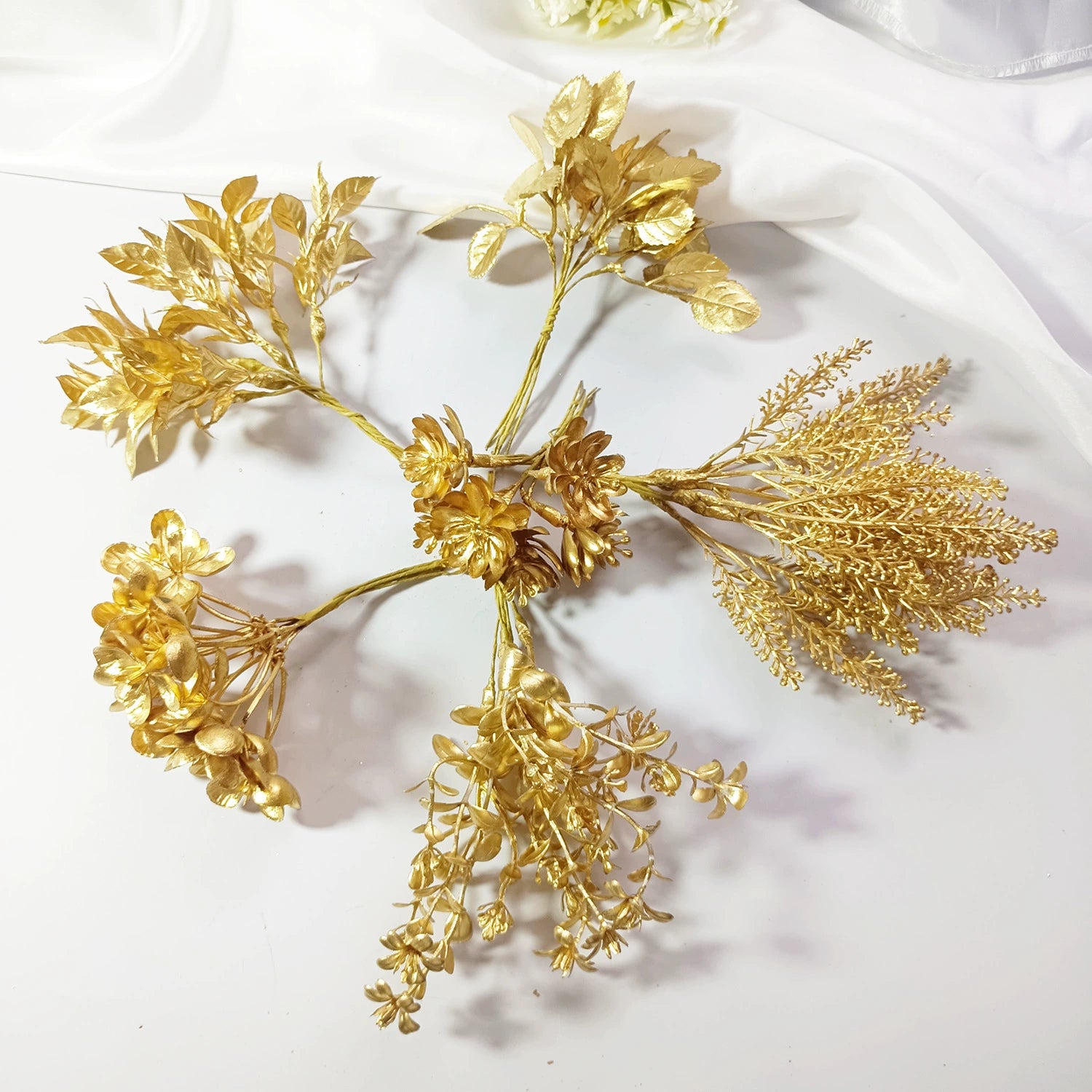 Goldene Deko Blätter 14 cm, Künstliche Blätter für DIY Basteln, Hochzeit, Gestecke, Ansteckblumen, Realistische Optik