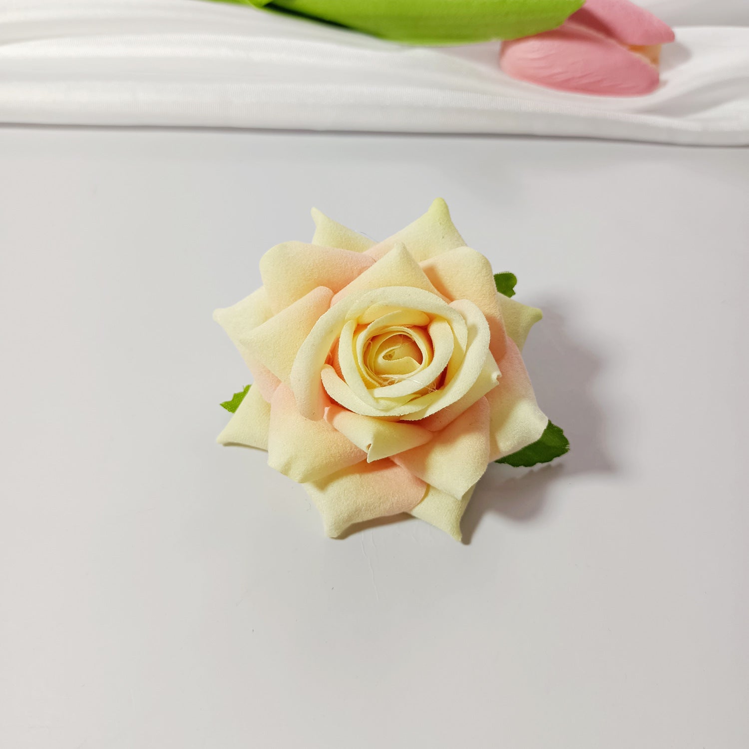 50x Samt-Rosenköpfe 5,5 cm, Künstliche Rosen zum Basteln, Hochzeitsdeko, Gestecke, Anstecker, Premium DIY Blütenköpfe