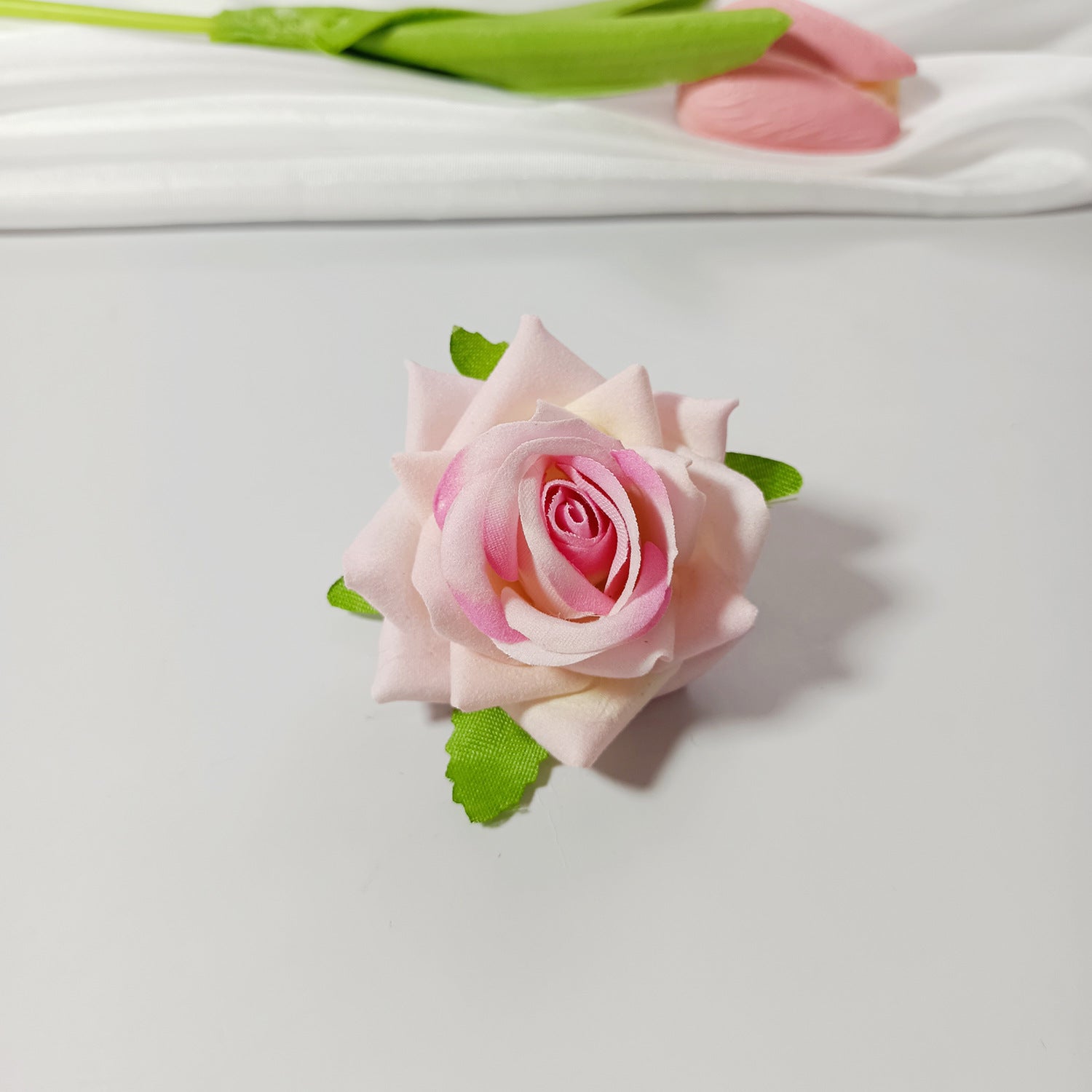 50x Samt-Rosenköpfe 5,5 cm, Künstliche Rosen zum Basteln, Hochzeitsdeko, Gestecke, Anstecker, Premium DIY Blütenköpfe