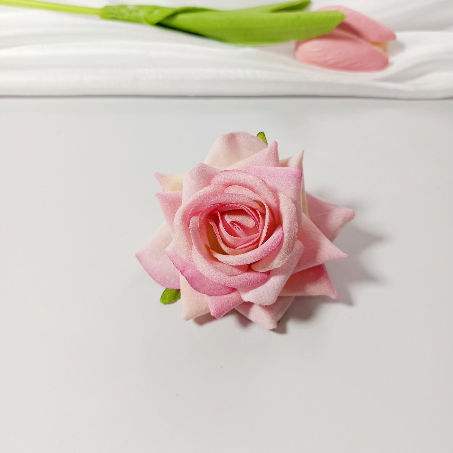 50x Samt-Rosenköpfe 5,5 cm, Künstliche Rosen zum Basteln, Hochzeitsdeko, Gestecke, Anstecker, Premium DIY Blütenköpfe