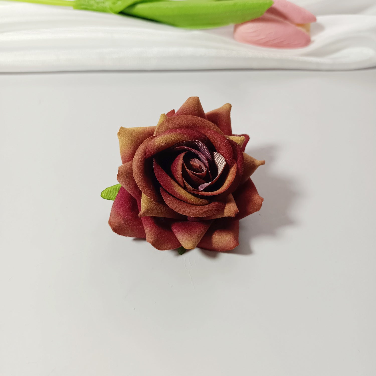 50x Samt-Rosenköpfe 5,5 cm, Künstliche Rosen zum Basteln, Hochzeitsdeko, Gestecke, Anstecker, Premium DIY Blütenköpfe