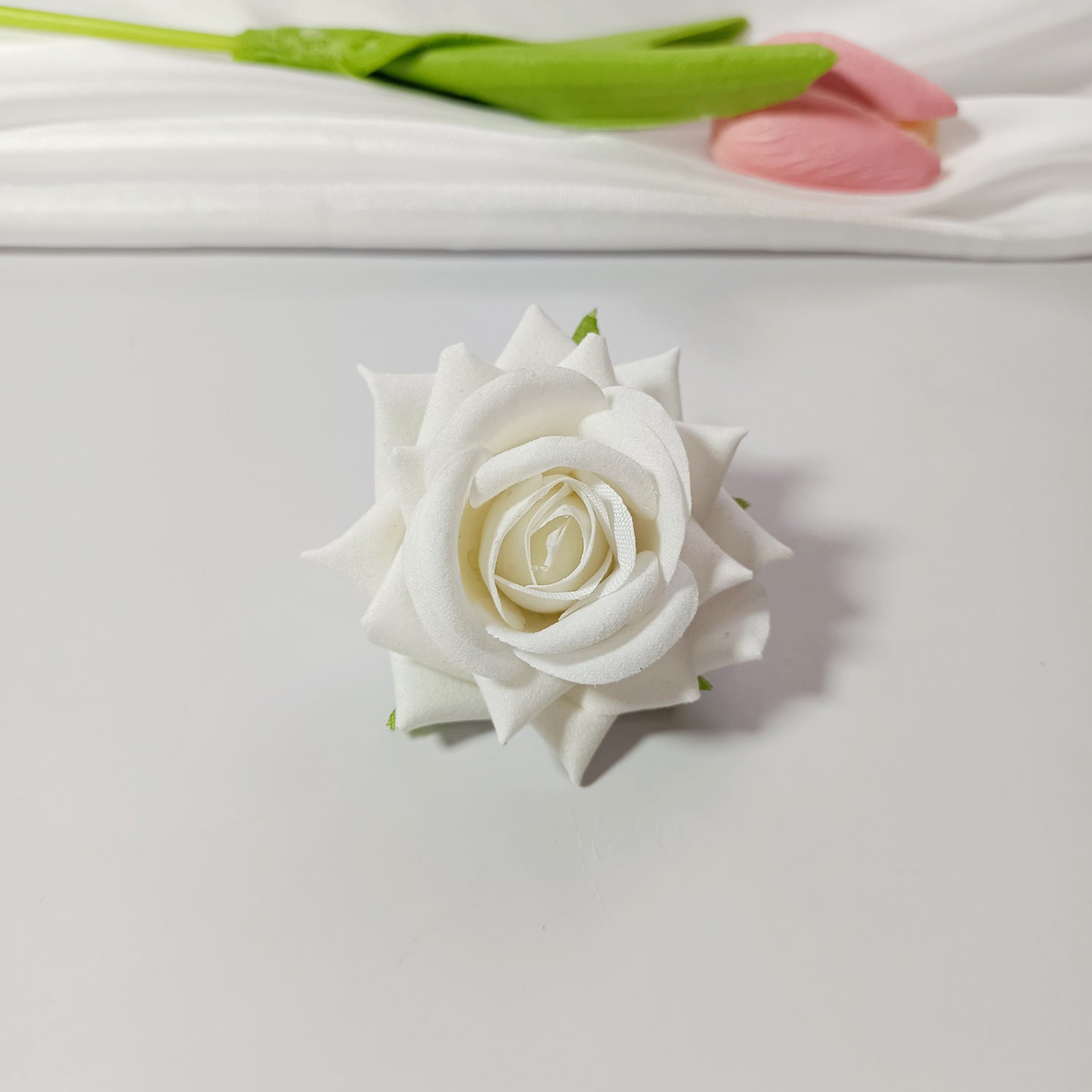 50x Samt-Rosenköpfe 5,5 cm, Künstliche Rosen zum Basteln, Hochzeitsdeko, Gestecke, Anstecker, Premium DIY Blütenköpfe