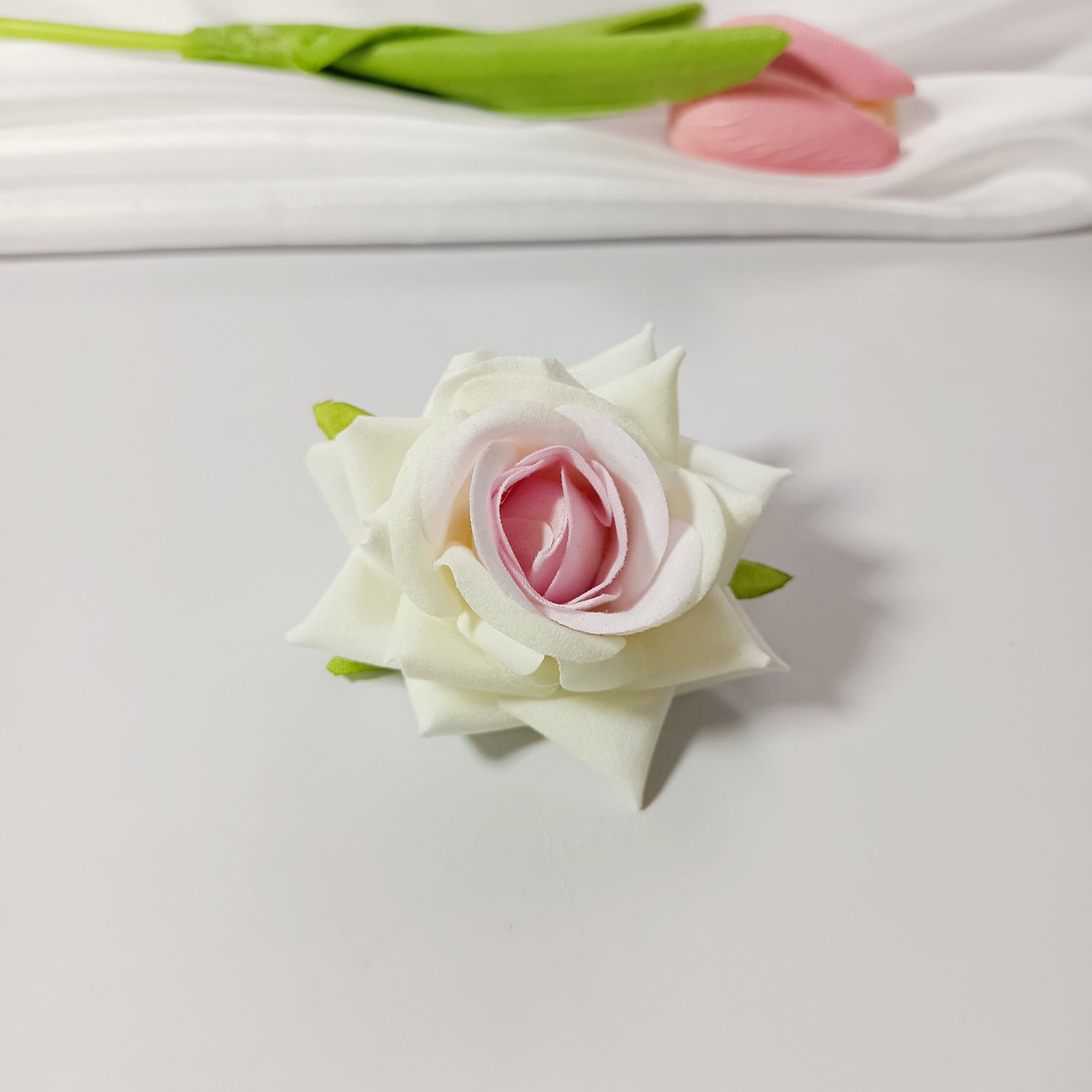 50x Samt-Rosenköpfe 5,5 cm, Künstliche Rosen zum Basteln, Hochzeitsdeko, Gestecke, Anstecker, Premium DIY Blütenköpfe