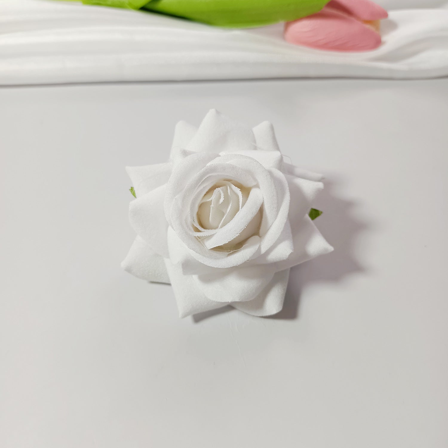 50x Samt-Rosenköpfe 5,5 cm, Künstliche Rosen zum Basteln, Hochzeitsdeko, Gestecke, Anstecker, Premium DIY Blütenköpfe