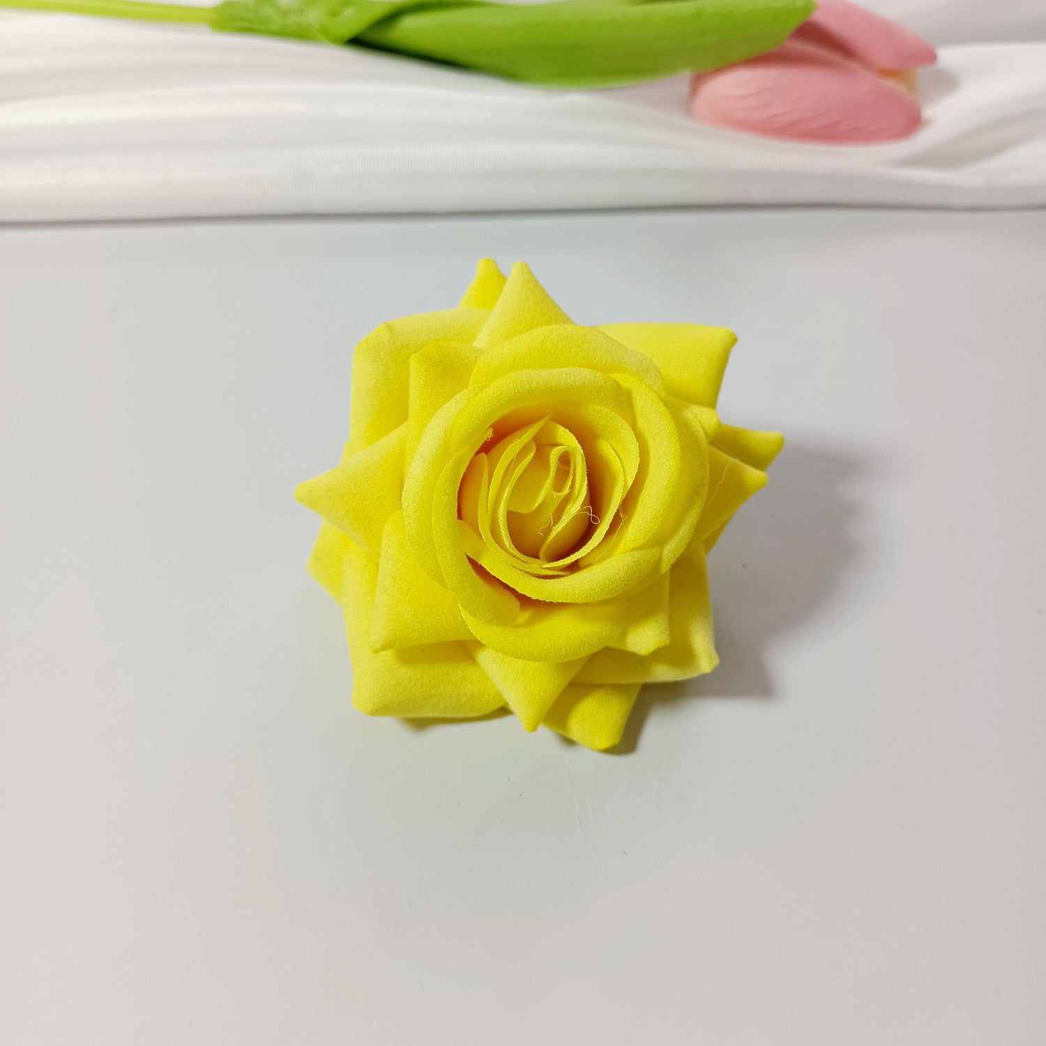 50x Samt-Rosenköpfe 5,5 cm, Künstliche Rosen zum Basteln, Hochzeitsdeko, Gestecke, Anstecker, Premium DIY Blütenköpfe