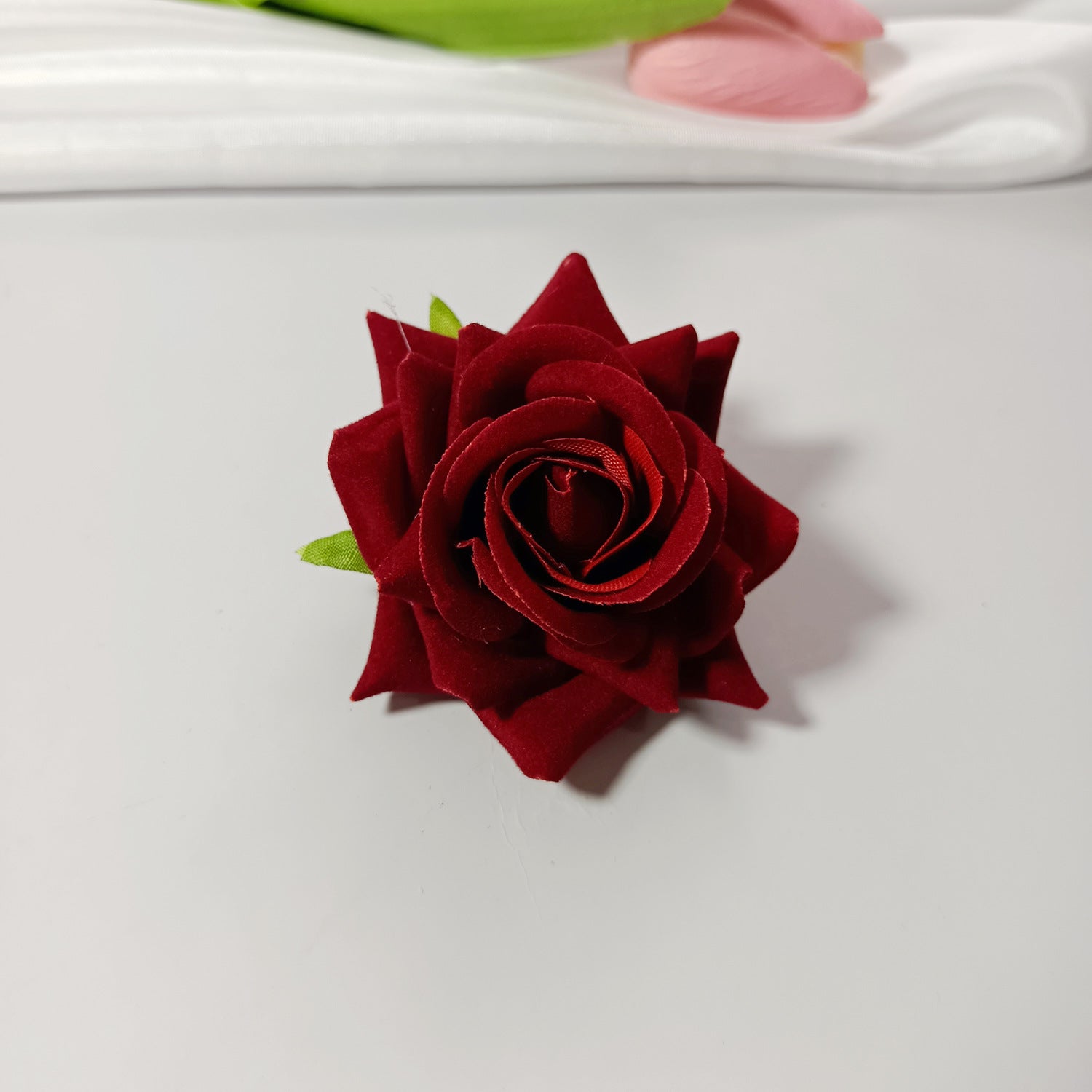 50x Samt-Rosenköpfe 5,5 cm, Künstliche Rosen zum Basteln, Hochzeitsdeko, Gestecke, Anstecker, Premium DIY Blütenköpfe