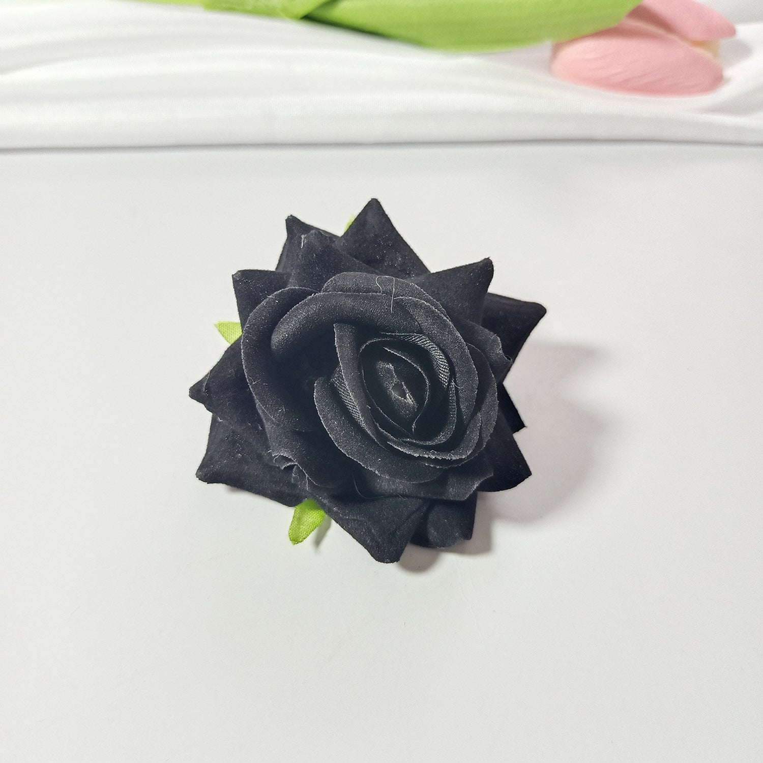 50x Samt-Rosenköpfe 5,5 cm, Künstliche Rosen zum Basteln, Hochzeitsdeko, Gestecke, Anstecker, Premium DIY Blütenköpfe