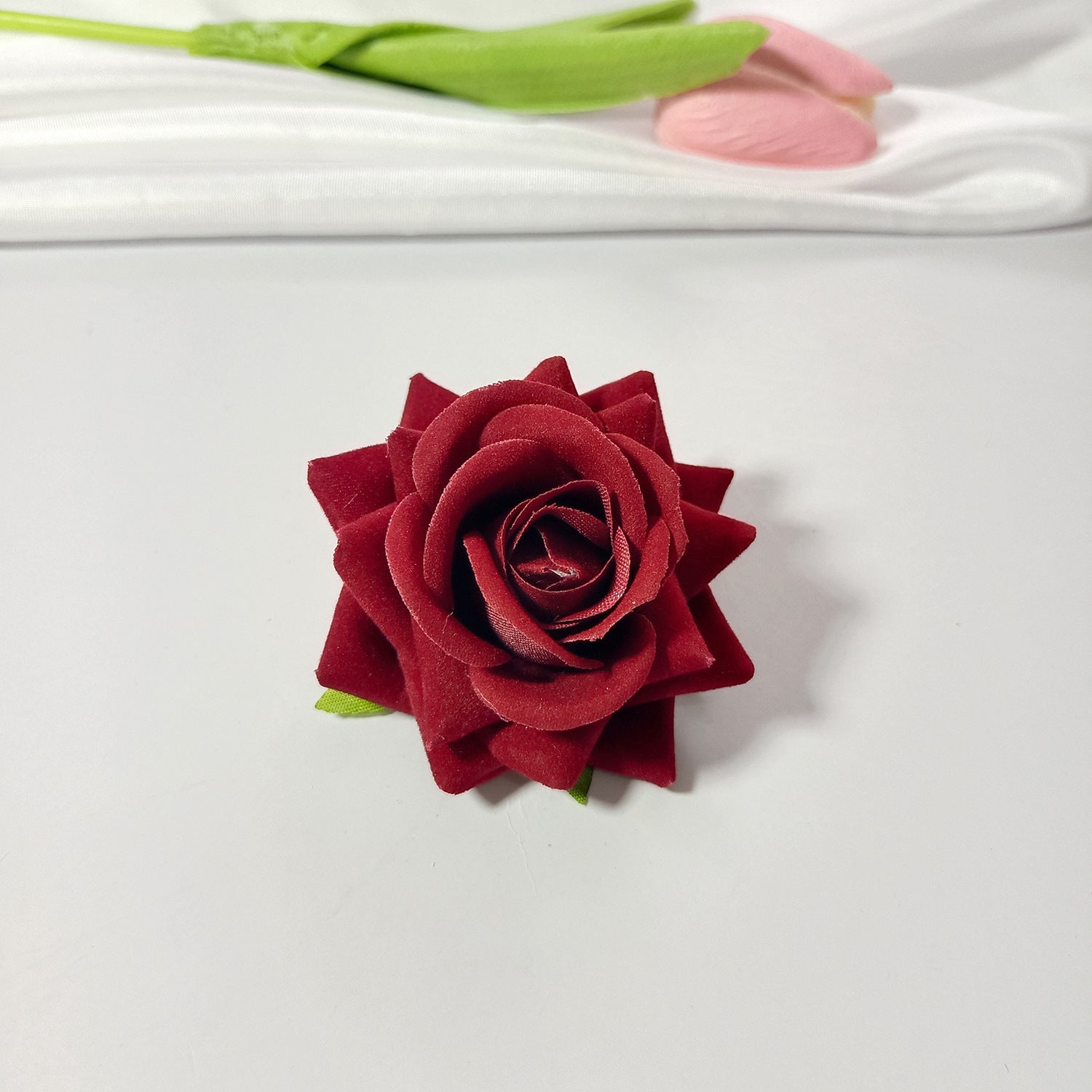 50x Samt-Rosenköpfe 5,5 cm, Künstliche Rosen zum Basteln, Hochzeitsdeko, Gestecke, Anstecker, Premium DIY Blütenköpfe