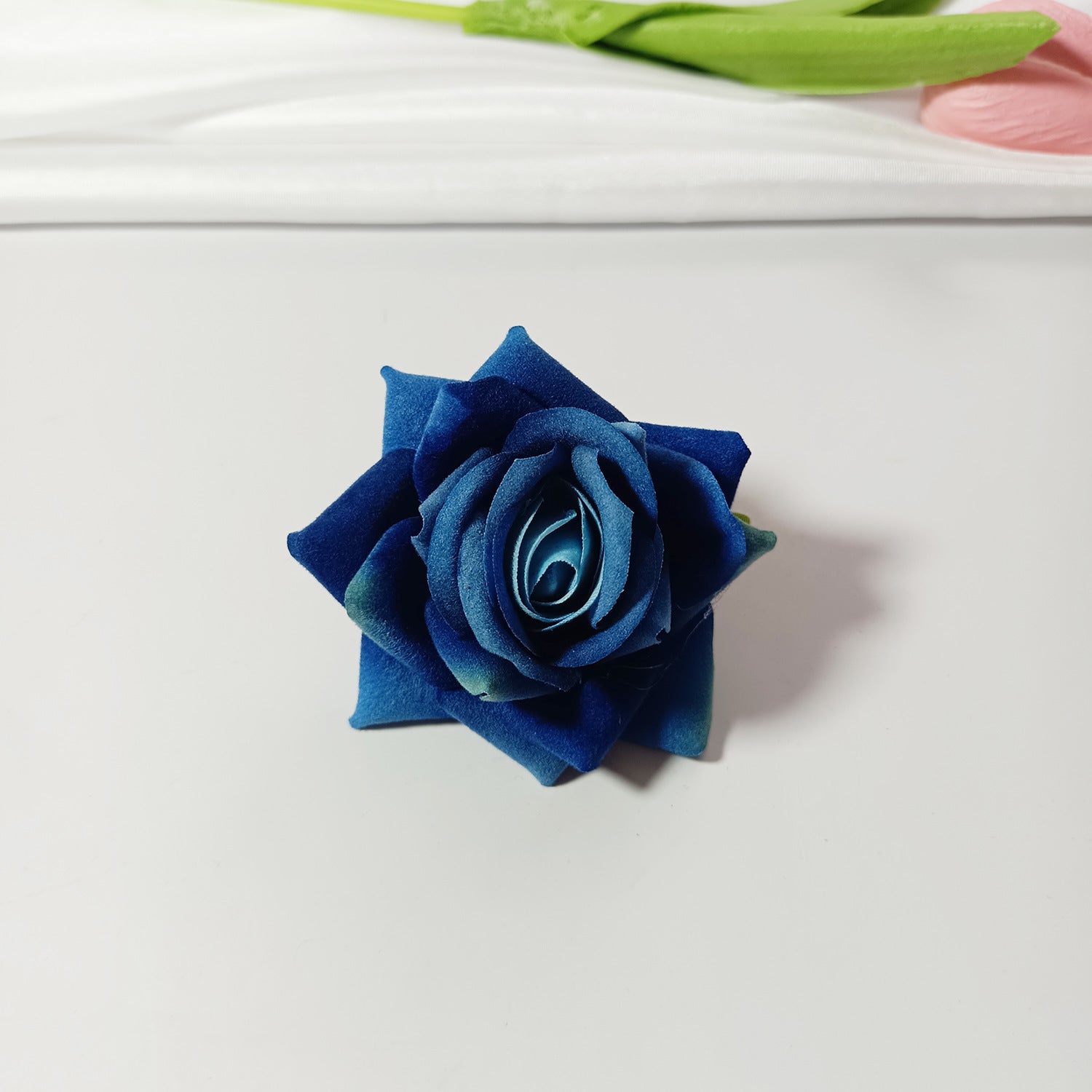 50x Samt-Rosenköpfe 5,5 cm, Künstliche Rosen zum Basteln, Hochzeitsdeko, Gestecke, Anstecker, Premium DIY Blütenköpfe