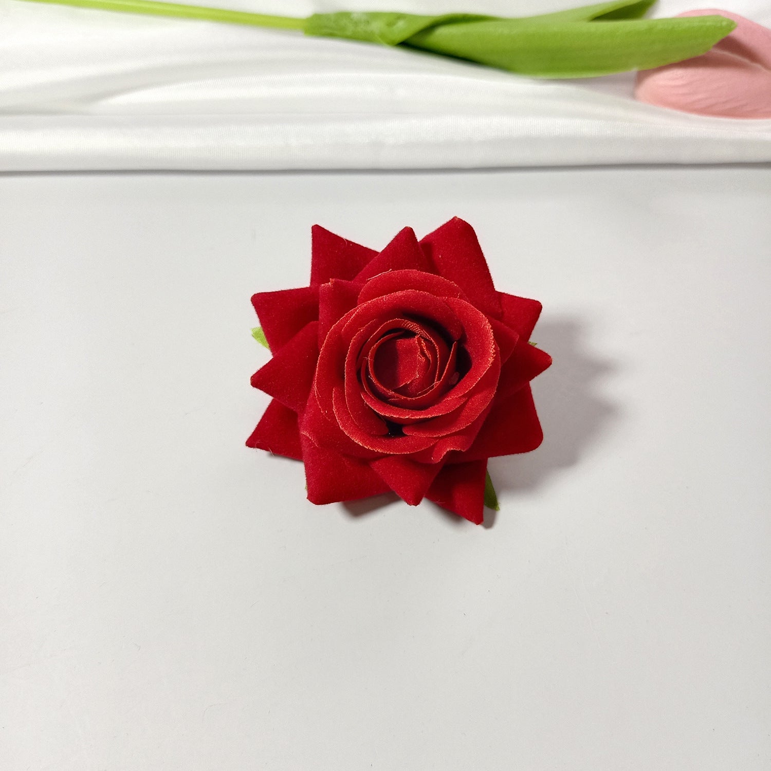 50x Samt-Rosenköpfe 5,5 cm, Künstliche Rosen zum Basteln, Hochzeitsdeko, Gestecke, Anstecker, Premium DIY Blütenköpfe