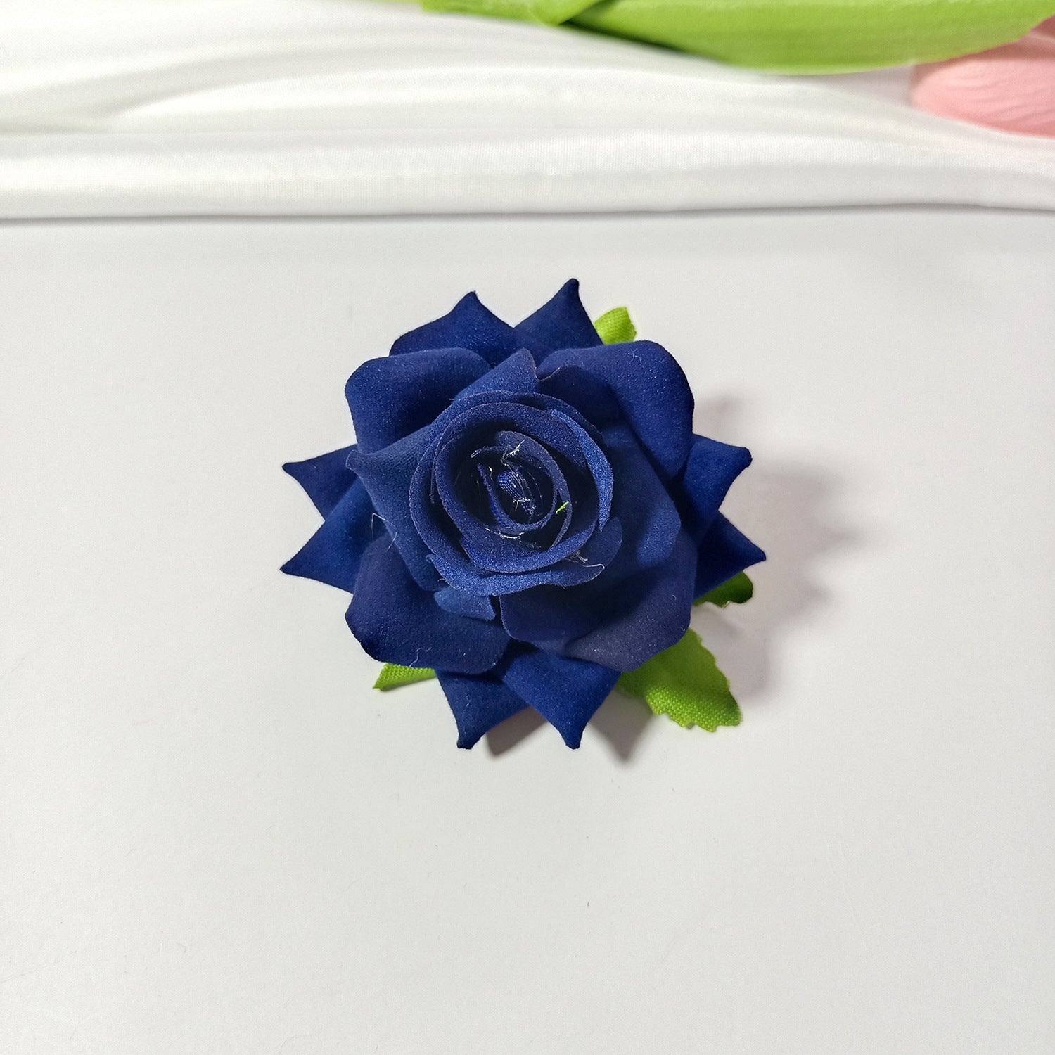 50x Samt-Rosenköpfe 5,5 cm, Künstliche Rosen zum Basteln, Hochzeitsdeko, Gestecke, Anstecker, Premium DIY Blütenköpfe