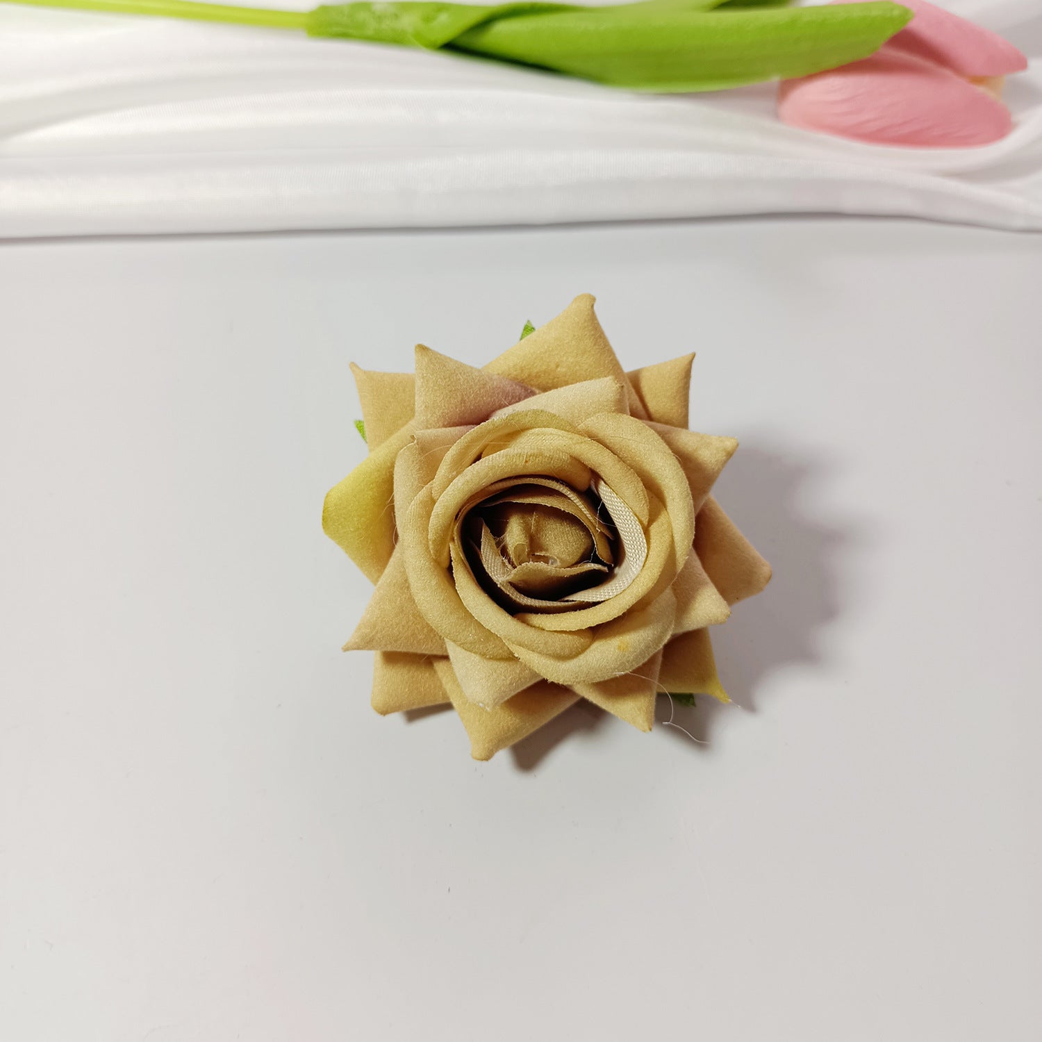 50x Samt-Rosenköpfe 5,5 cm, Künstliche Rosen zum Basteln, Hochzeitsdeko, Gestecke, Anstecker, Premium DIY Blütenköpfe