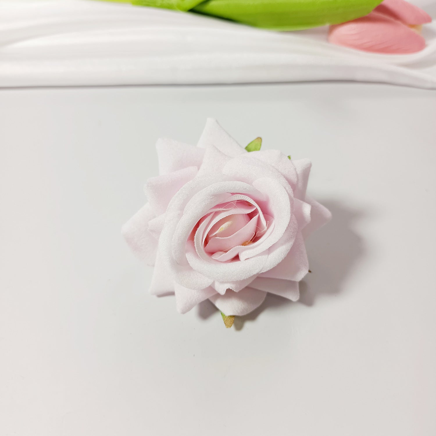 50x Samt-Rosenköpfe 5,5 cm, Künstliche Rosen zum Basteln, Hochzeitsdeko, Gestecke, Anstecker, Premium DIY Blütenköpfe