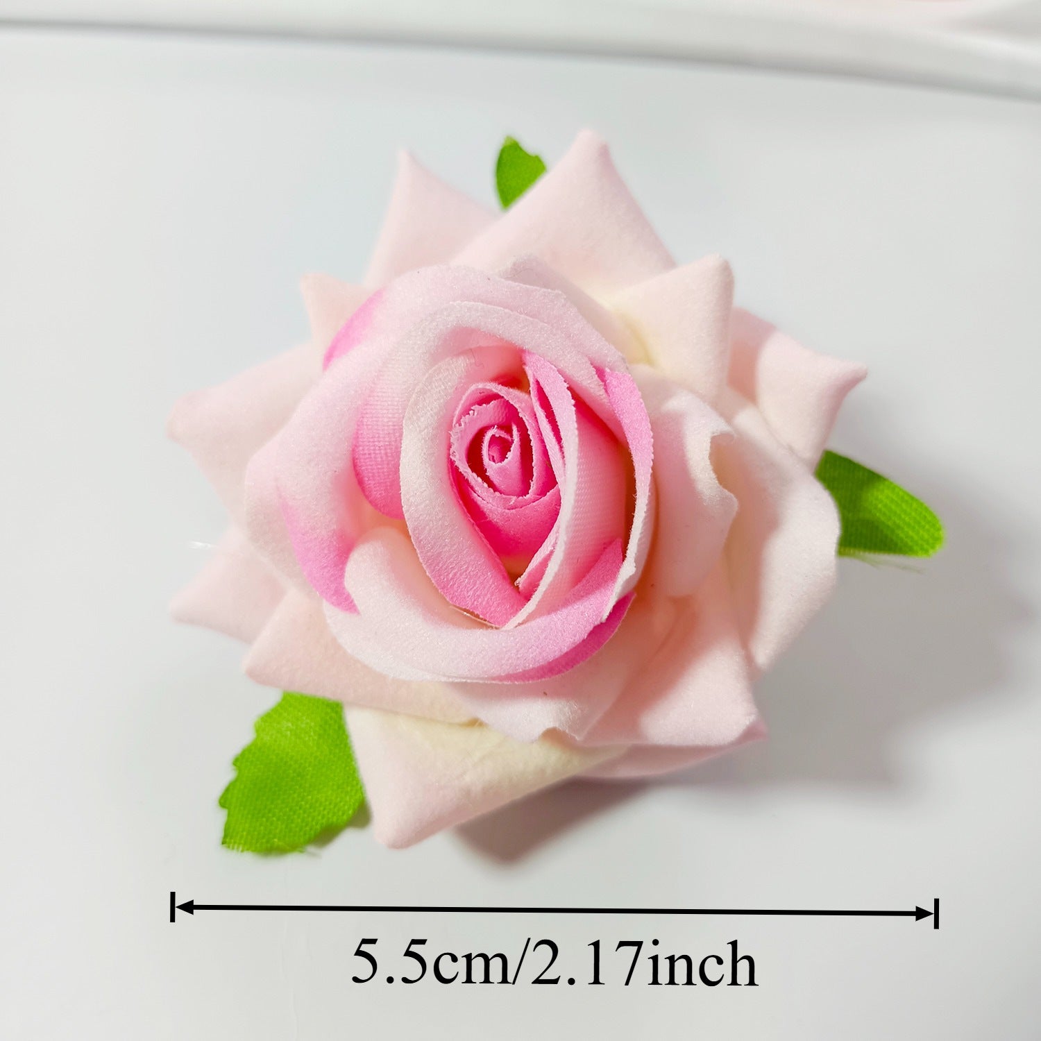 50x Samt-Rosenköpfe 5,5 cm, Künstliche Rosen zum Basteln, Hochzeitsdeko, Gestecke, Anstecker, Premium DIY Blütenköpfe