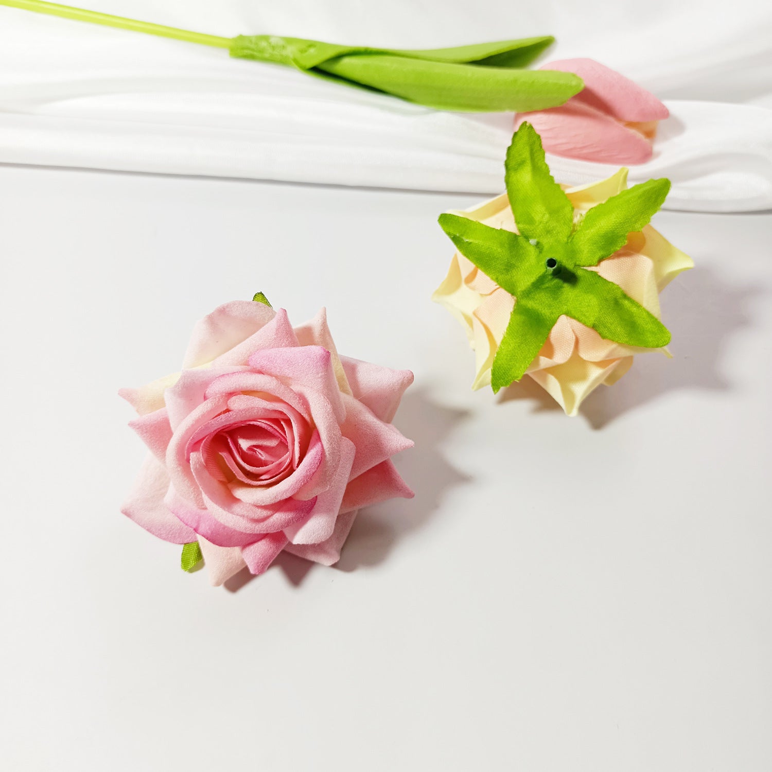 50x Samt-Rosenköpfe 5,5 cm, Künstliche Rosen zum Basteln, Hochzeitsdeko, Gestecke, Anstecker, Premium DIY Blütenköpfe