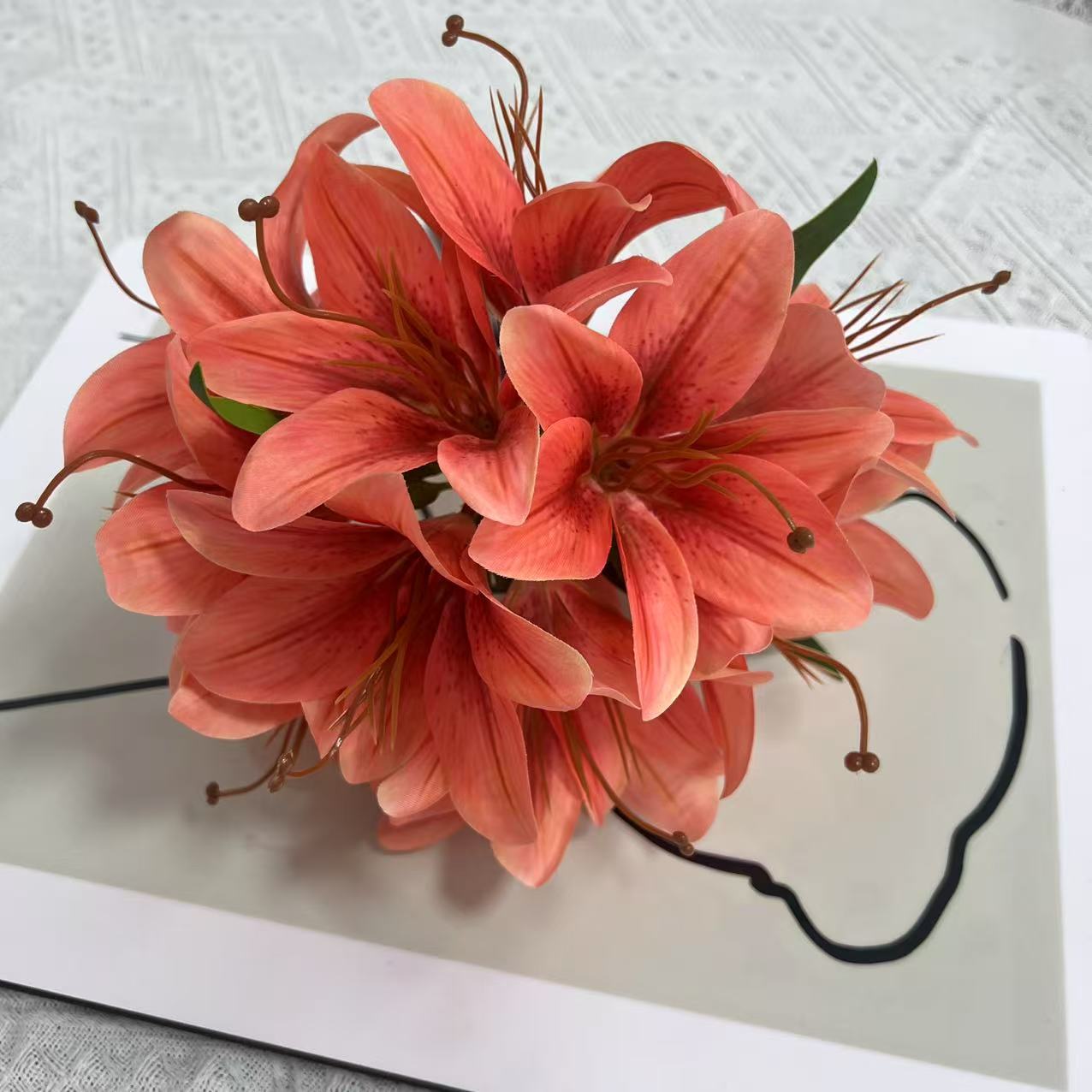 Künstlicher Lilienstrauß 30 cm, Täuschend Echte Lilien aus Seidenstoff, Dauerhafte Kunstblumen für Vase, Tischdeko, Hochzeit, Floristik & Grabschmuck
