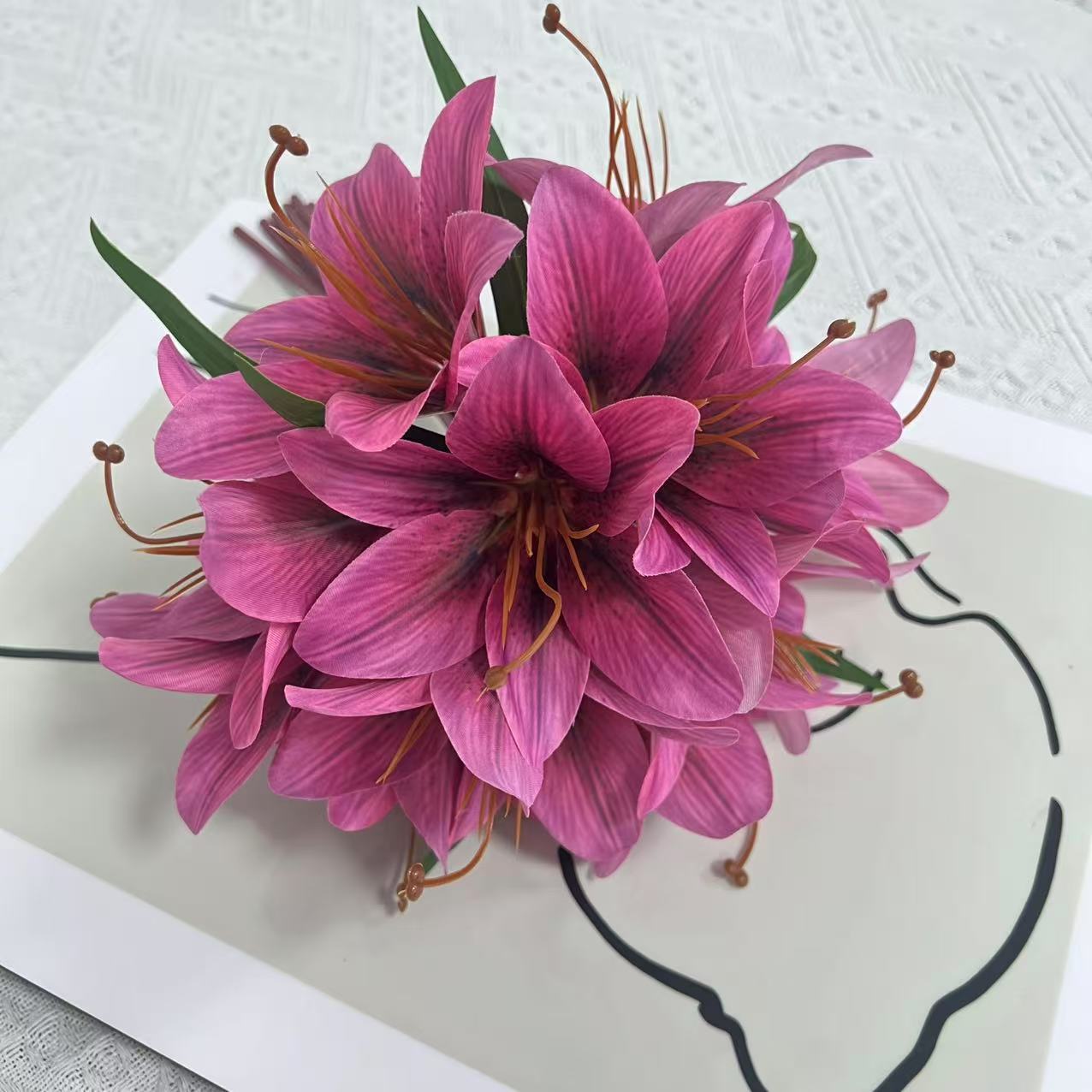 Künstlicher Lilienstrauß 30 cm, Täuschend Echte Lilien aus Seidenstoff, Dauerhafte Kunstblumen für Vase, Tischdeko, Hochzeit, Floristik & Grabschmuck