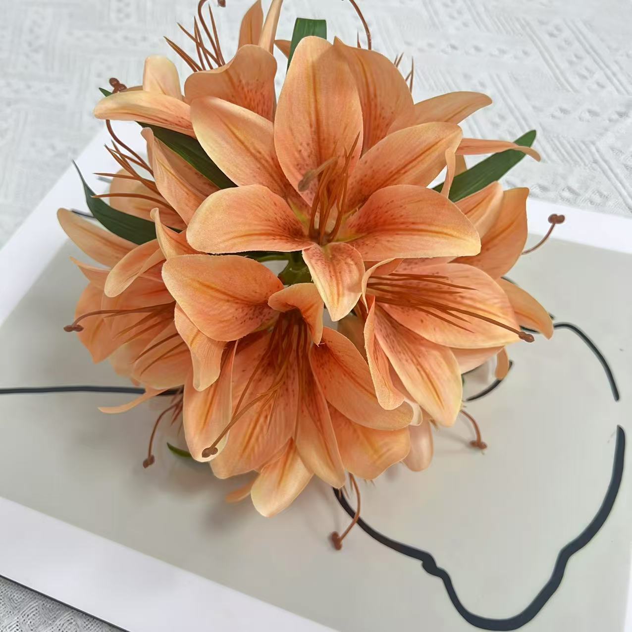 Künstlicher Lilienstrauß 30 cm, Täuschend Echte Lilien aus Seidenstoff, Dauerhafte Kunstblumen für Vase, Tischdeko, Hochzeit, Floristik & Grabschmuck