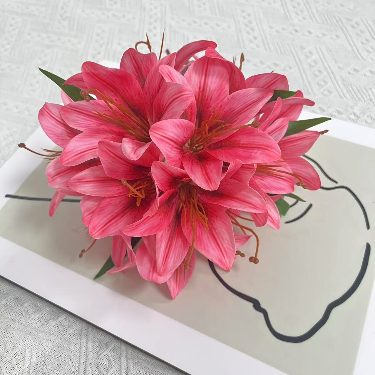 Künstlicher Lilienstrauß 30 cm, Täuschend Echte Lilien aus Seidenstoff, Dauerhafte Kunstblumen für Vase, Tischdeko, Hochzeit, Floristik & Grabschmuck