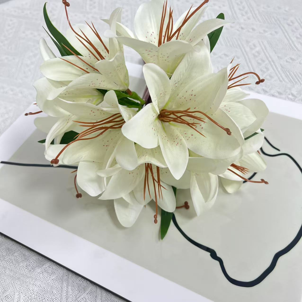 Künstlicher Lilienstrauß 30 cm, Täuschend Echte Lilien aus Seidenstoff, Dauerhafte Kunstblumen für Vase, Tischdeko, Hochzeit, Floristik & Grabschmuck