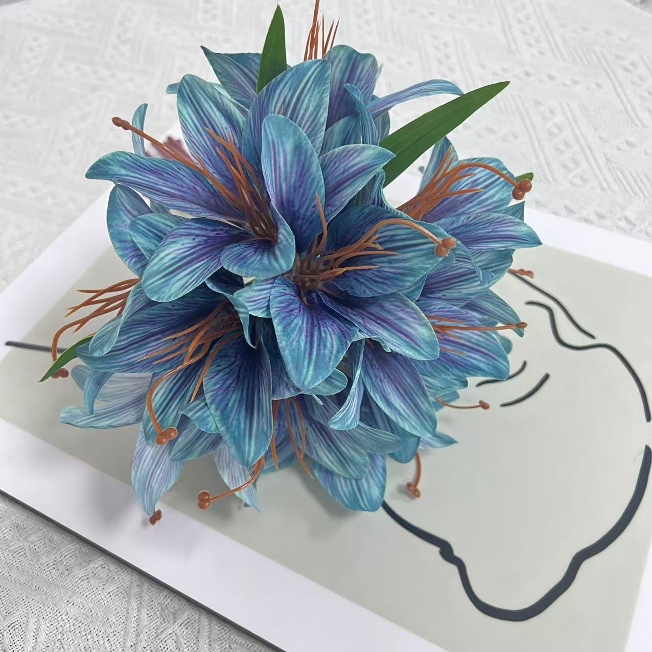Künstlicher Lilienstrauß 30 cm, Täuschend Echte Lilien aus Seidenstoff, Dauerhafte Kunstblumen für Vase, Tischdeko, Hochzeit, Floristik & Grabschmuck