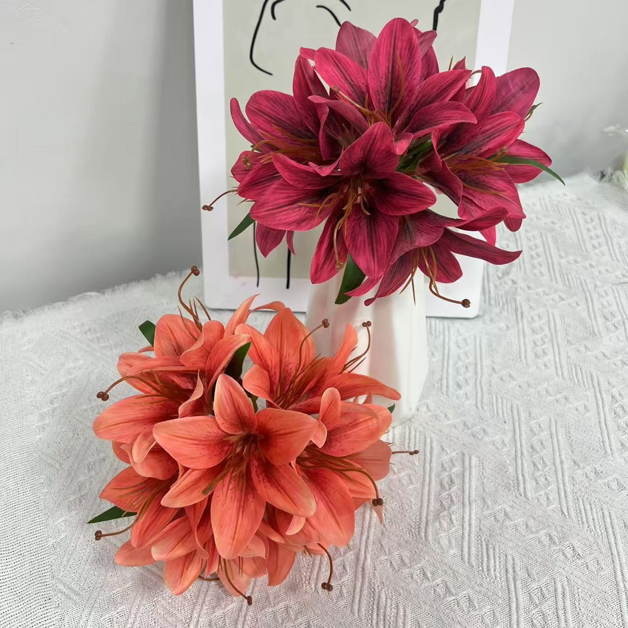 Künstlicher Lilienstrauß 30 cm, Täuschend Echte Lilien aus Seidenstoff, Dauerhafte Kunstblumen für Vase, Tischdeko, Hochzeit, Floristik & Grabschmuck
