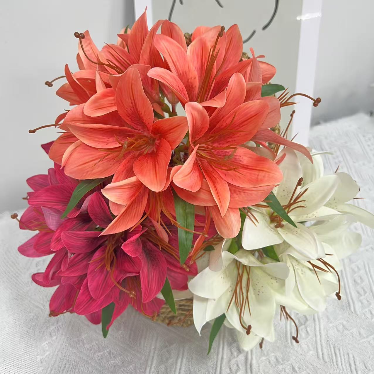 Künstlicher Lilienstrauß 30 cm, Täuschend Echte Lilien aus Seidenstoff, Dauerhafte Kunstblumen für Vase, Tischdeko, Hochzeit, Floristik & Grabschmuck