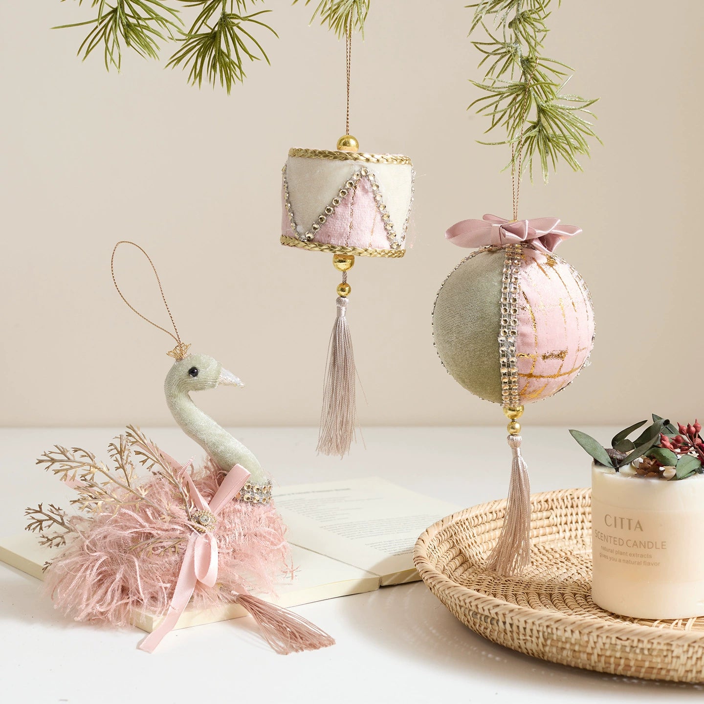 Weihnachtsdekoration aus Samt, realistische Hängeornamente, Swans & Kugeln, für Baum, Fenster, Hochzeit, Festdekoration