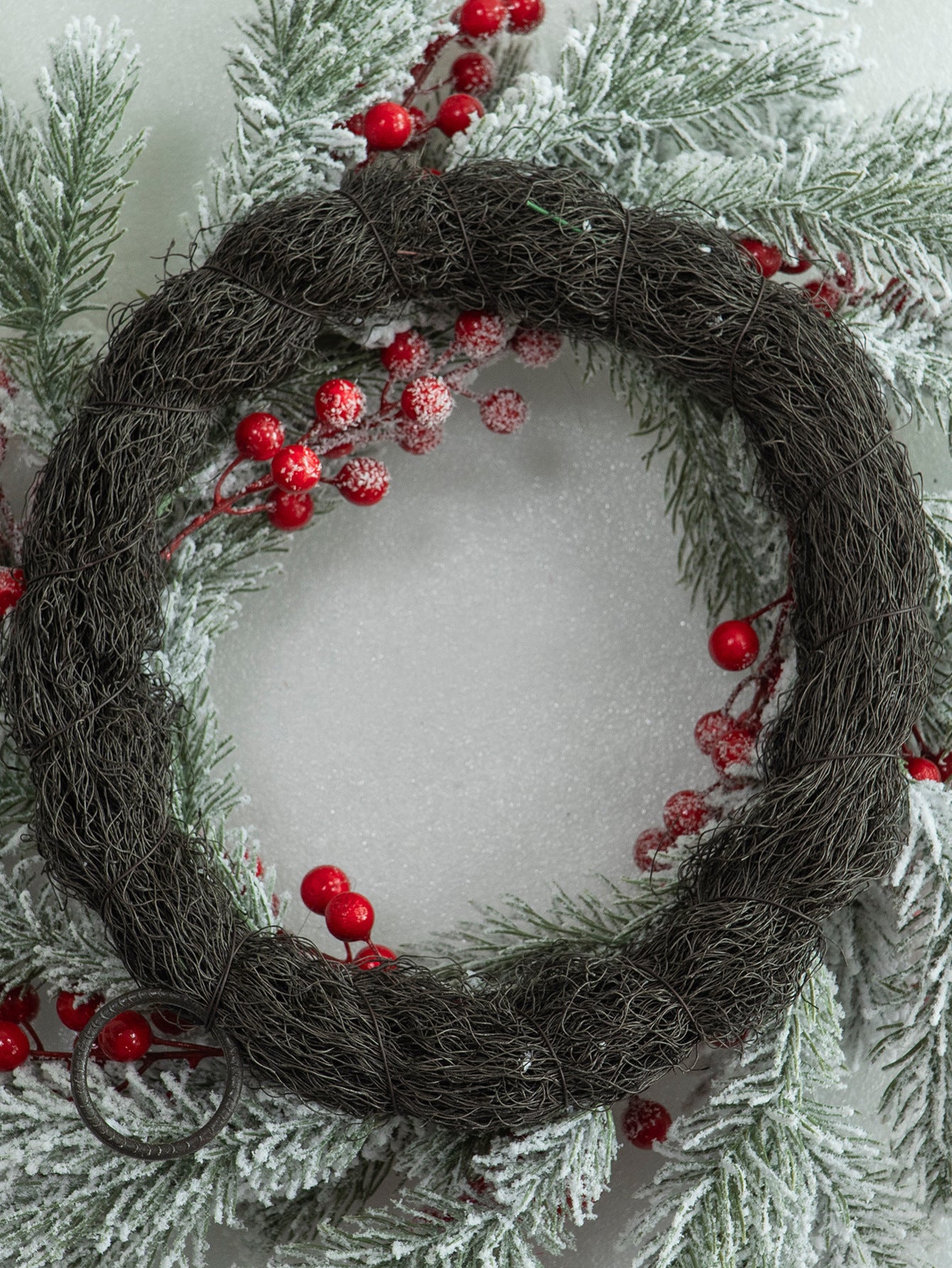 Weihnachtskranz mit Schnee und roten Beeren, 55 cm Durchmesser, realistisch, für Haustür, Fensterdekoration, Hochzeiten, Veranstaltungen