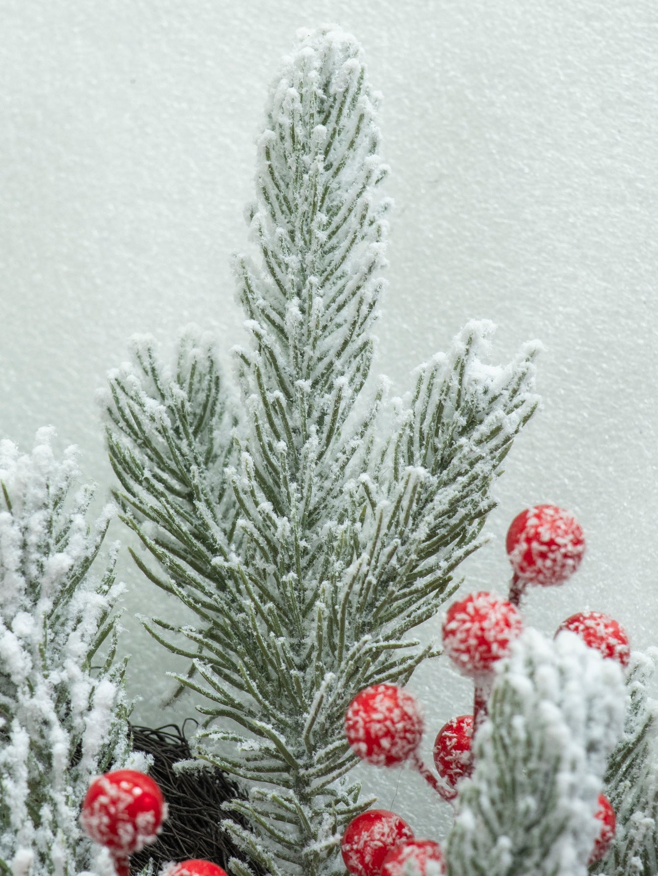Weihnachtskranz mit Schnee und roten Beeren, 55 cm Durchmesser, realistisch, für Haustür, Fensterdekoration, Hochzeiten, Veranstaltungen