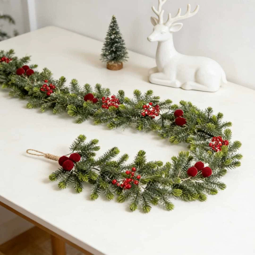 Weihnachts-Dekoration: 180 cm künstliche Kiefernzweige mit roten Beeren & 15 roten Samtkugeln – Real-Touch für Hochzeit, Grabgestaltung, Festtagsdeko, Treppe, Kamin