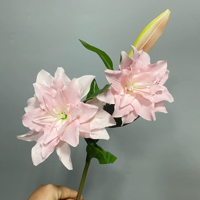 80cm PU Real-Touch Lilienstrauß, 2 Blüten + 1 Knospe, 15cm Durchmesser, für Hochzeiten, Innenraumdekoration, Blumengeschäfte
