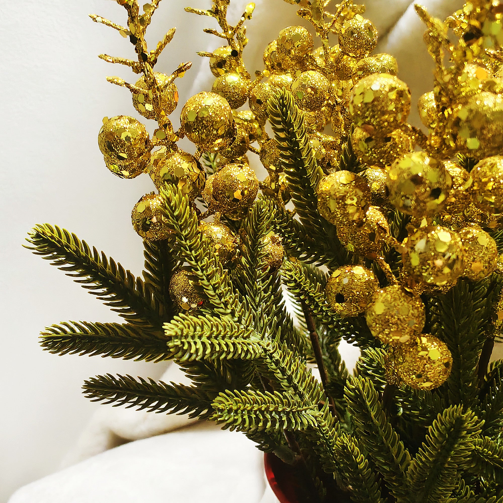 30 cm künstliche Kiefernzweige mit goldenen Beeren im Topf, Weihnachtsdeko, Tischdekoration, Hochzeitsevent, Ladenausstattung