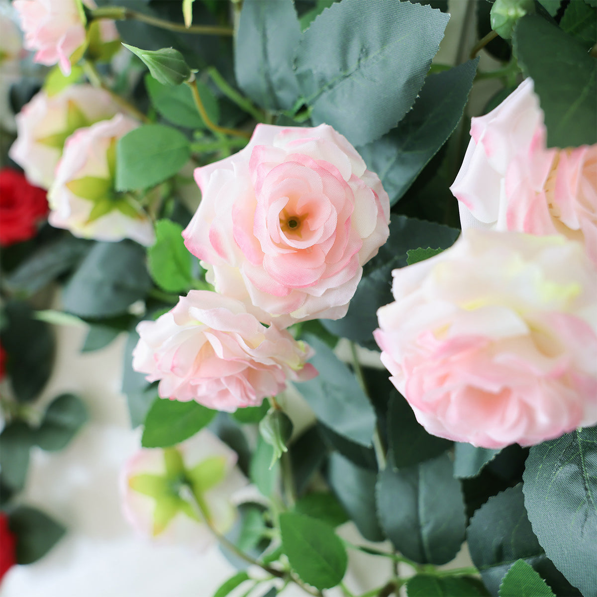Künstliche Rosenranke, 90 cm Seidenblumen, 31 Blüten, wandmontierbar, Raumdekoration, Hochzeit, Event, Café, Hotel, realistisch, pflegeleicht