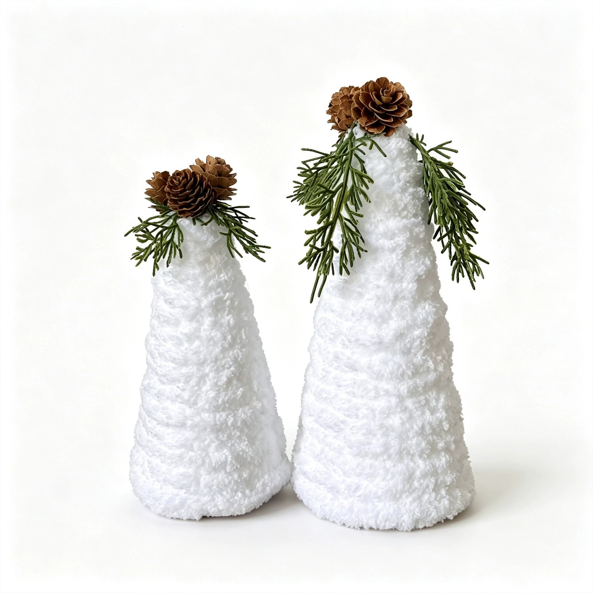 Weihnachts-Deko Set: 2x Tannenzapfen mit Kunstschnee, 9x21 cm & 8,5x17,5 cm, realistische Optik für Tisch, Kamin, Hochzeit, Grabgestaltung, ganzjährige Deko