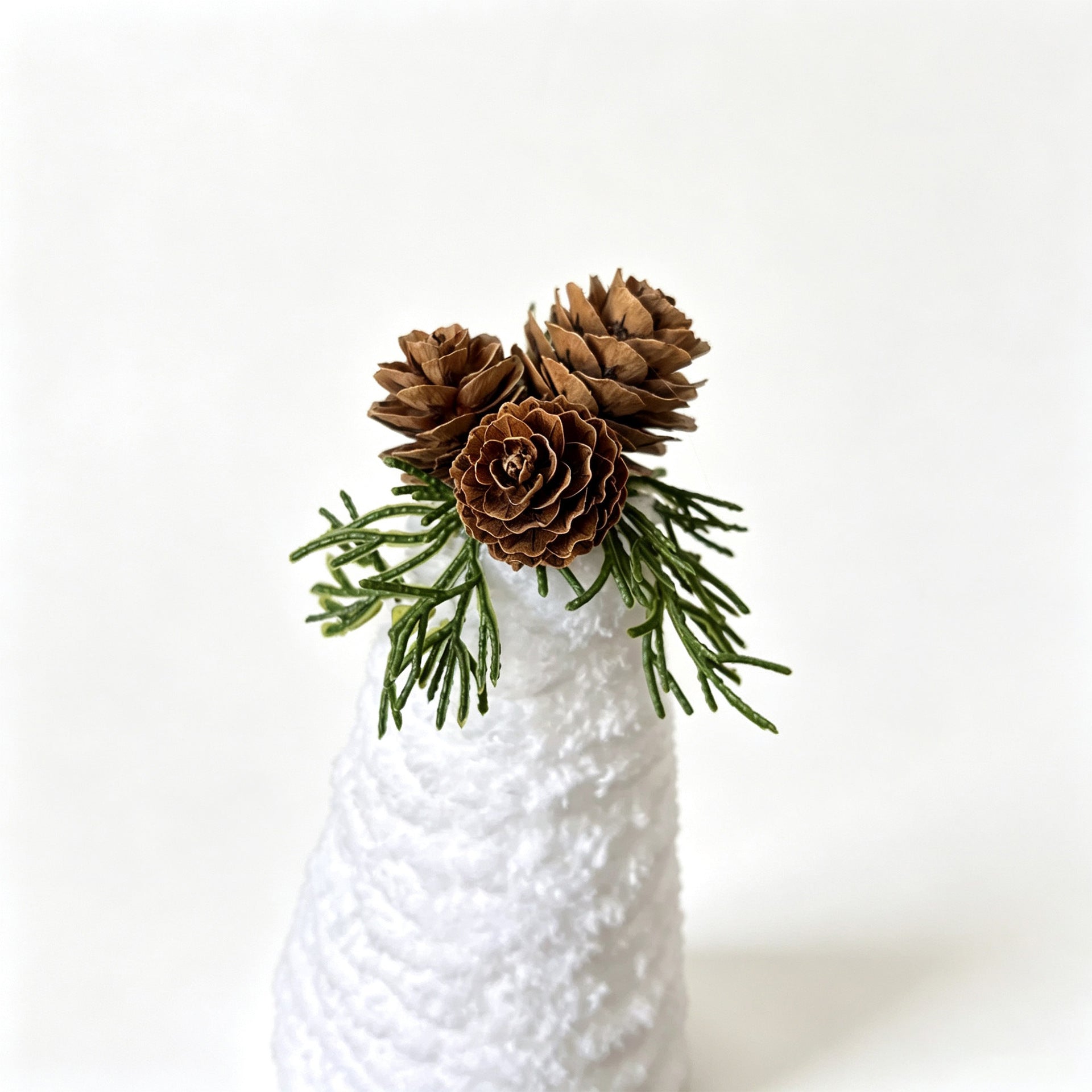 Weihnachts-Deko Set: 2x Tannenzapfen mit Kunstschnee, 9x21 cm & 8,5x17,5 cm, realistische Optik für Tisch, Kamin, Hochzeit, Grabgestaltung, ganzjährige Deko