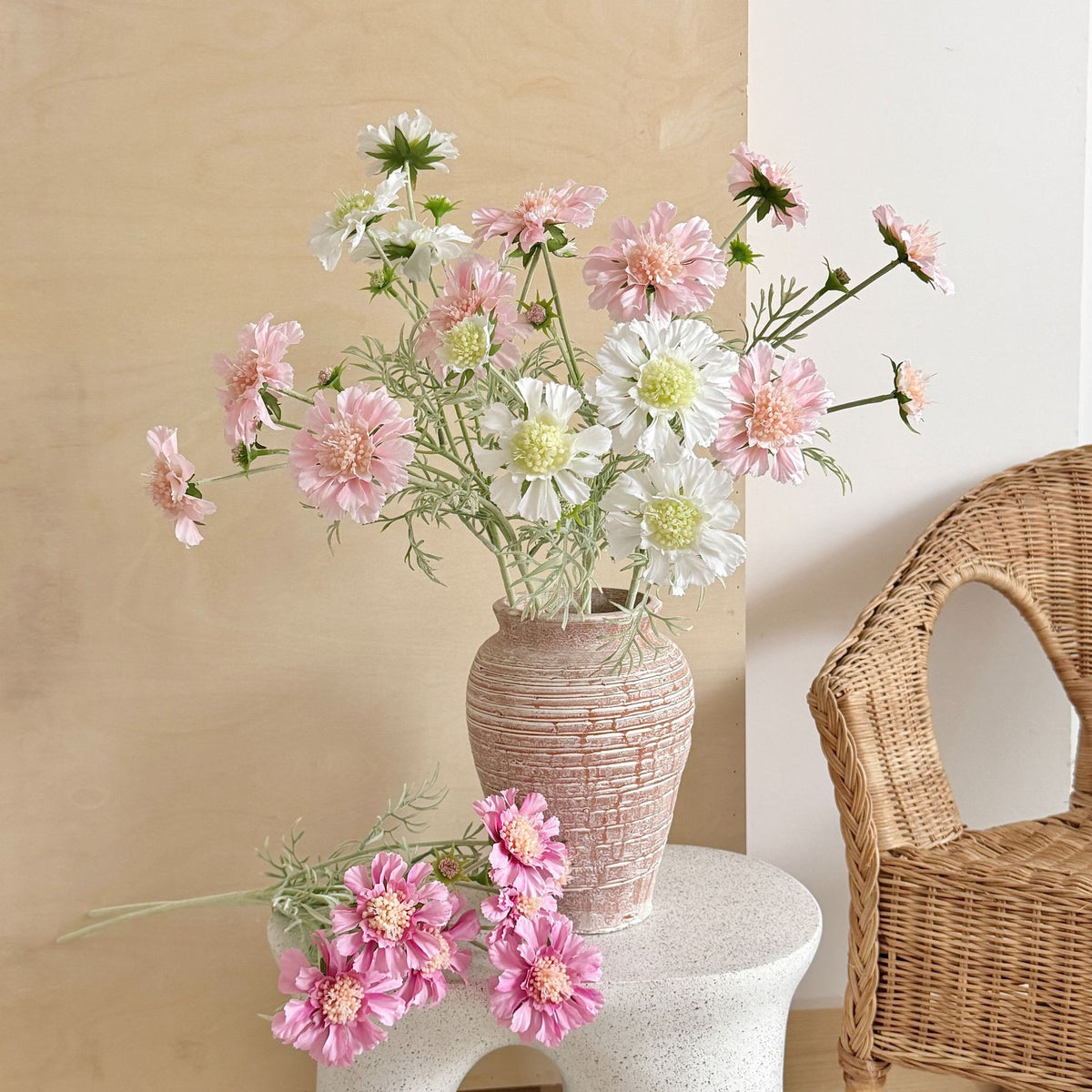 Knautia macedonica (Witwenblume) Kunstblume, 60 cm, 4 Blüten pro Stiel, für Hochzeitsdekoration, Wohnaccessoires und Einzelhandel