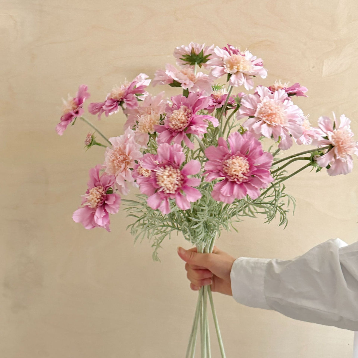 Knautia macedonica (Witwenblume) Kunstblume, 60 cm, 4 Blüten pro Stiel, für Hochzeitsdekoration, Wohnaccessoires und Einzelhandel