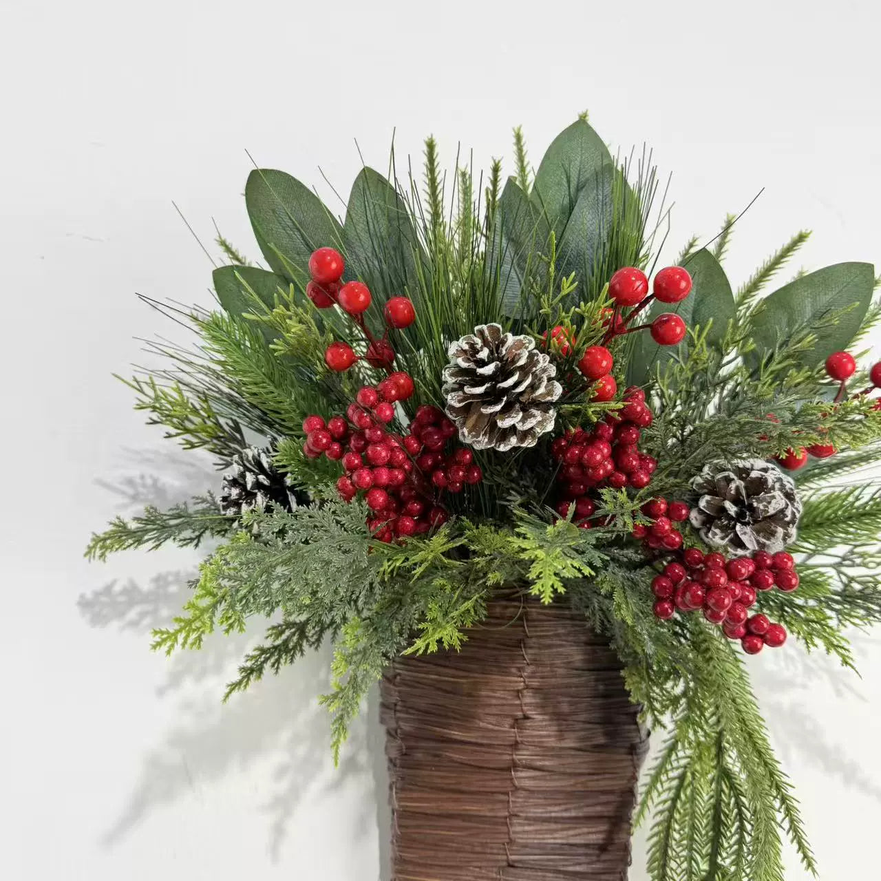 Weihnachtskranz Deko 38 cm mit Kiefernzapfen, roten Beeren und Tannengrün - realistischer Adventsschmuck für Tür, Wand, Tisch, Hotel, Café