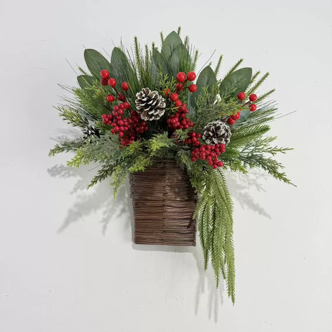 Weihnachtskranz Deko 38 cm mit Kiefernzapfen, roten Beeren und Tannengrün - realistischer Adventsschmuck für Tür, Wand, Tisch, Hotel, Café