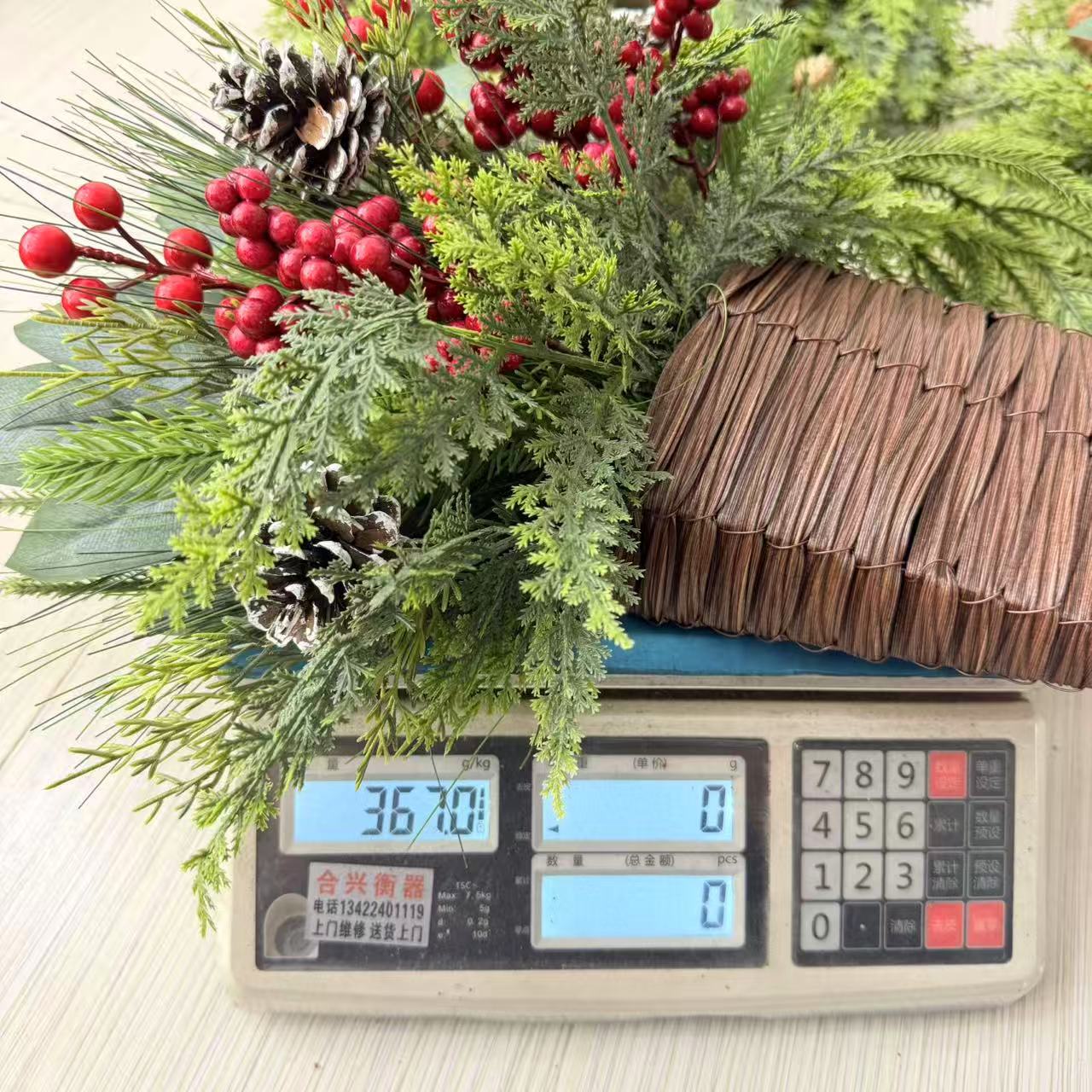 Weihnachtskranz Deko 38 cm mit Kiefernzapfen, roten Beeren und Tannengrün - realistischer Adventsschmuck für Tür, Wand, Tisch, Hotel, Café