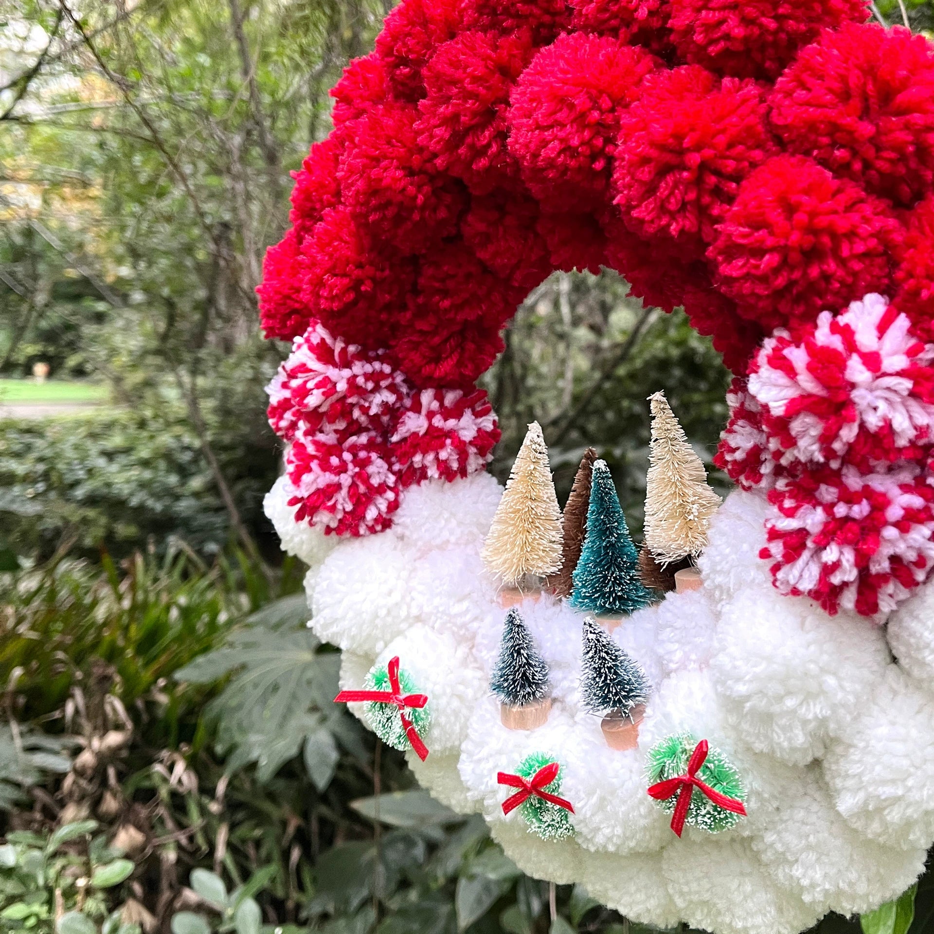 Weihnachtskranz aus Wollbommeln, 30 cm Durchmesser, Festliche Tür- & Wanddekoration, für Hochzeiten, Geschäfte, Zuhause, ganzjährig nutzbar