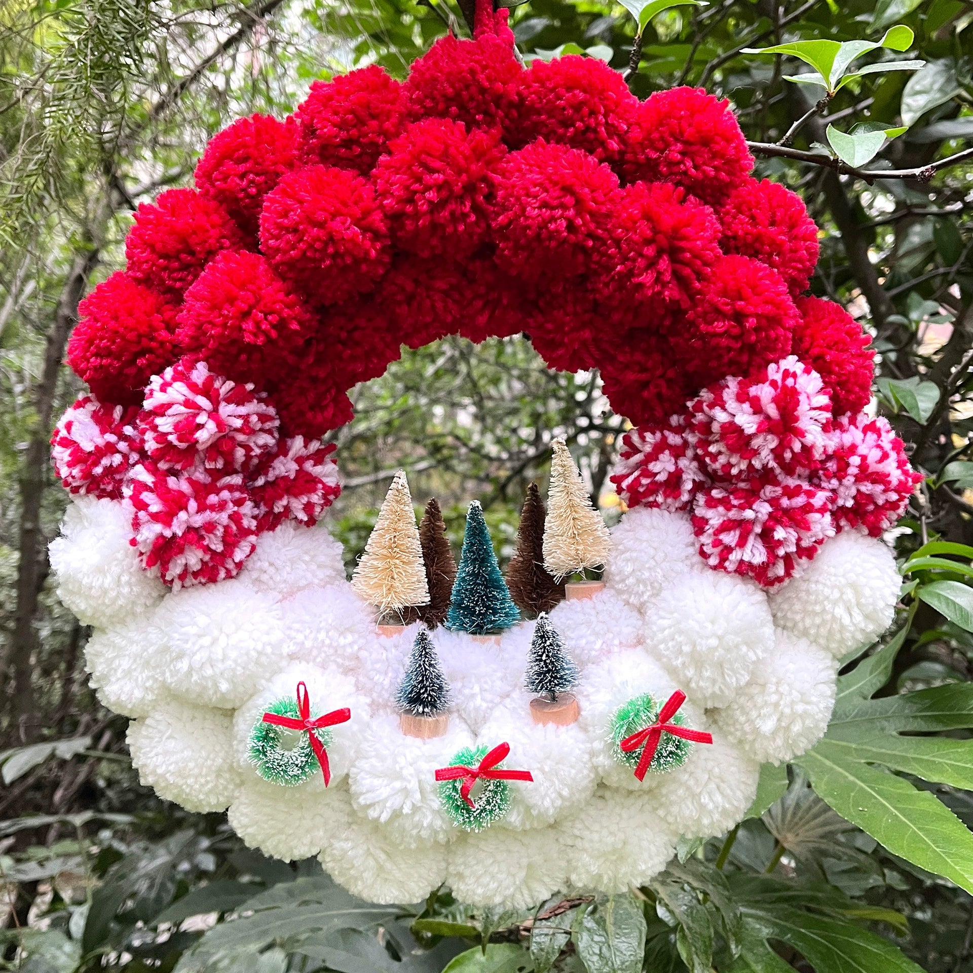 Weihnachtskranz aus Wollbommeln, 30 cm Durchmesser, Festliche Tür- & Wanddekoration, für Hochzeiten, Geschäfte, Zuhause, ganzjährig nutzbar