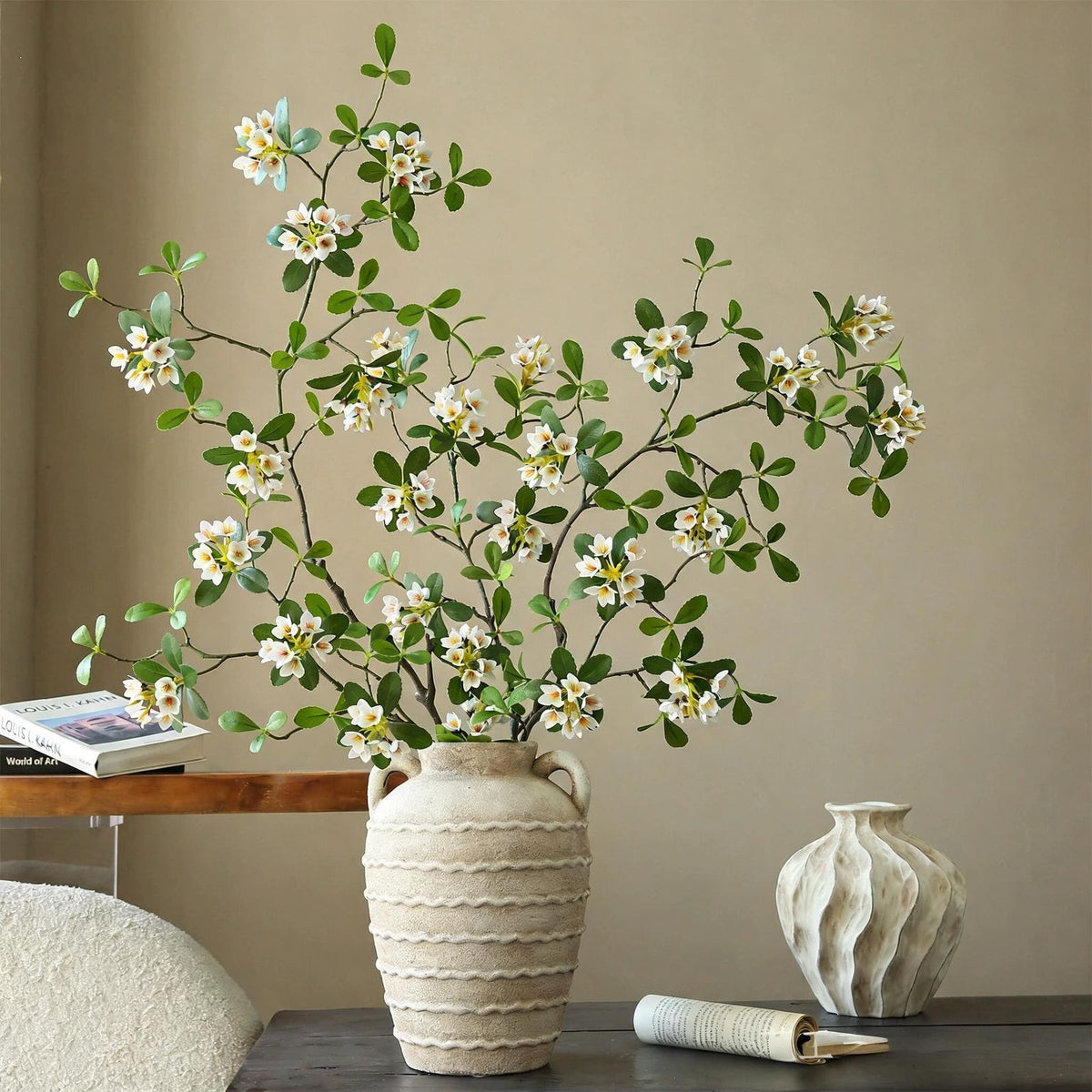 Künstliche Plumerias (Frangipani) – 115 cm, Seidenblüten, 9 Blüten pro Stiel – Hochwertige Dekoration für Hochzeiten, Hotels, Innenräume