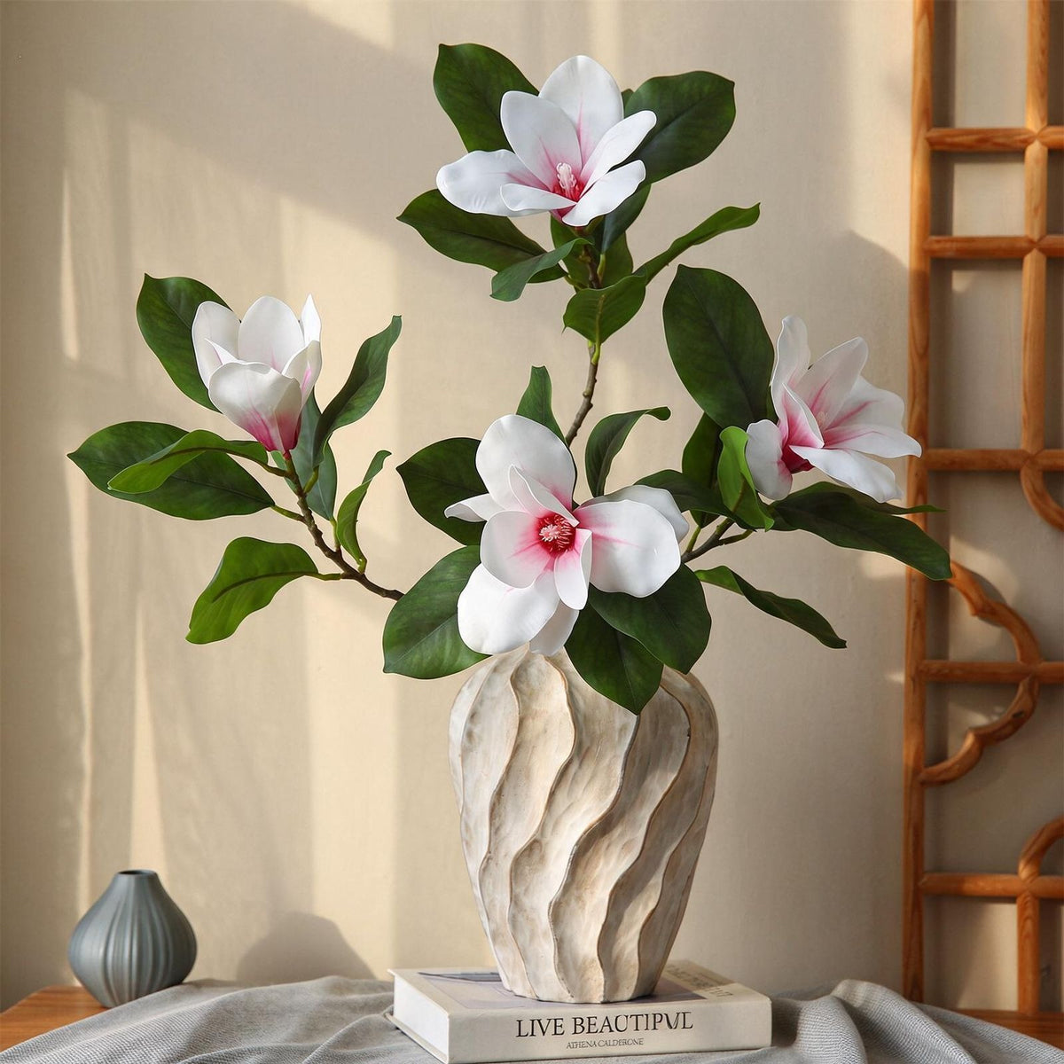 Künstliche Magnolie, 100 cm, Latex, 4 Blüten, biegsamer Stiel – Hochwertige Dekoration für Zuhause, Hotel, Event, Hochzeit, ganzjährig