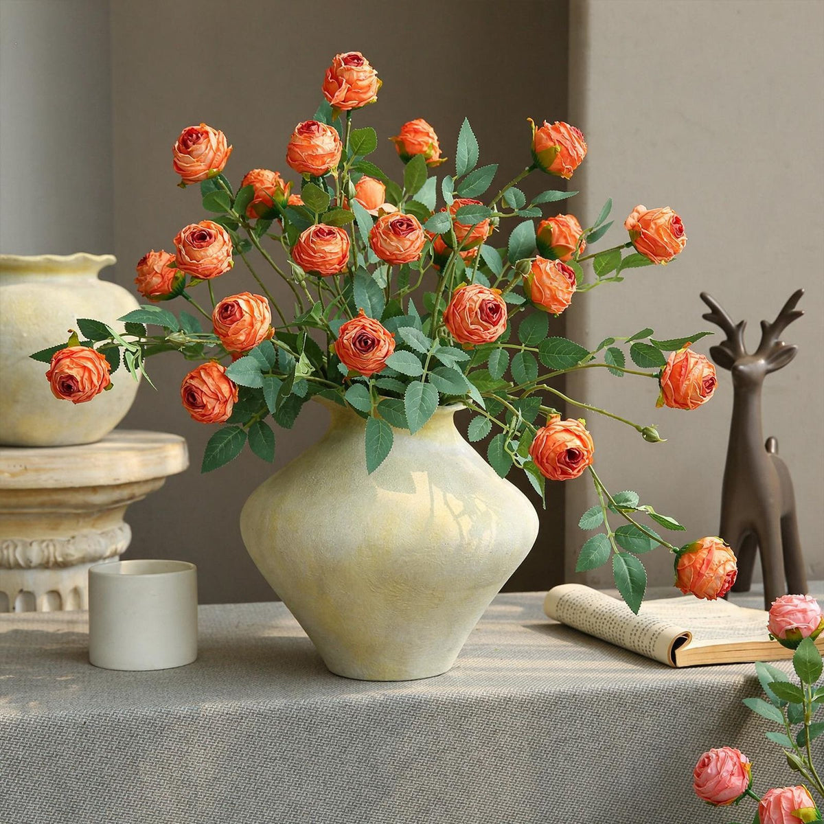 Künstliche Rose, 3 Blüten pro Stiel, 57 cm, Seidenblume, moderne Deko für Wohnzimmer, Tisch, Hochzeit, Innenbereich, 6 Farben