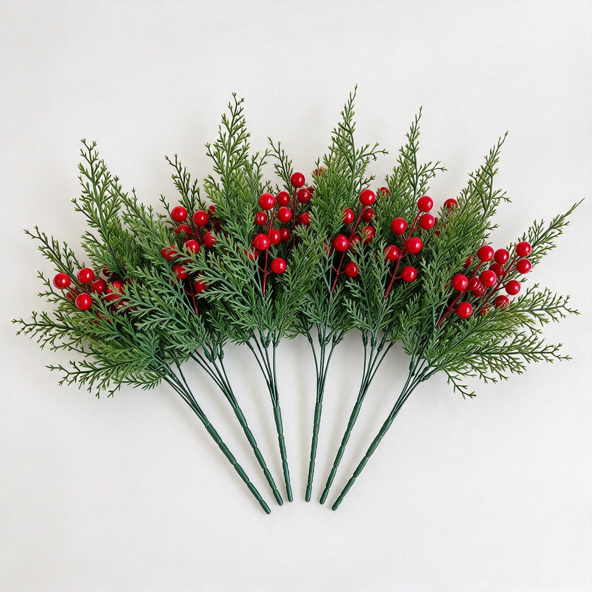 Künstlicher Weihnachtszedernzweig mit roten Beeren, 40 cm hoch, 6 verzweigte Stämme, für DIY-Dekoration und festliche Tischgestaltung