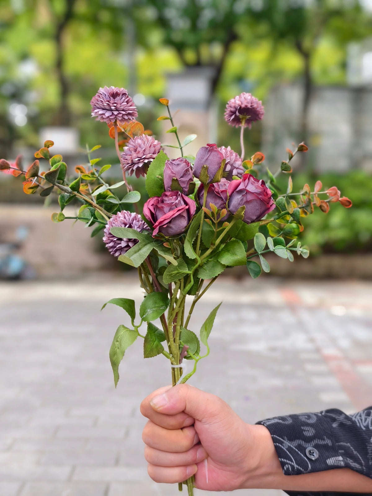 Künstlicher Blumenstrauß mit Rosen, Eukalyptus und Chrysanthemen, 42 cm, 10 Blüten, für Hochzeiten und Innendekoration