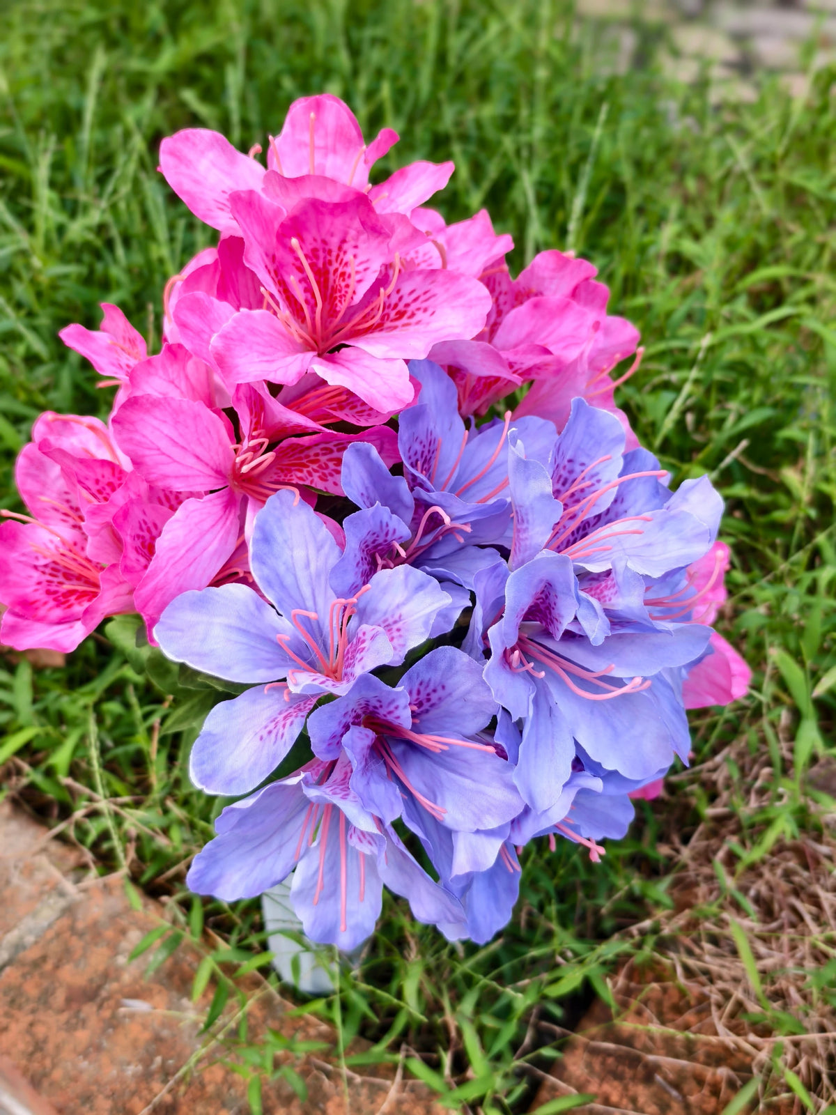 Künstliche Azaleen-Grabblume als Busch mit 42 Blüten, Kunstseide, biegbare Stiele, mit Topf, Grabschmuck und Gedenken